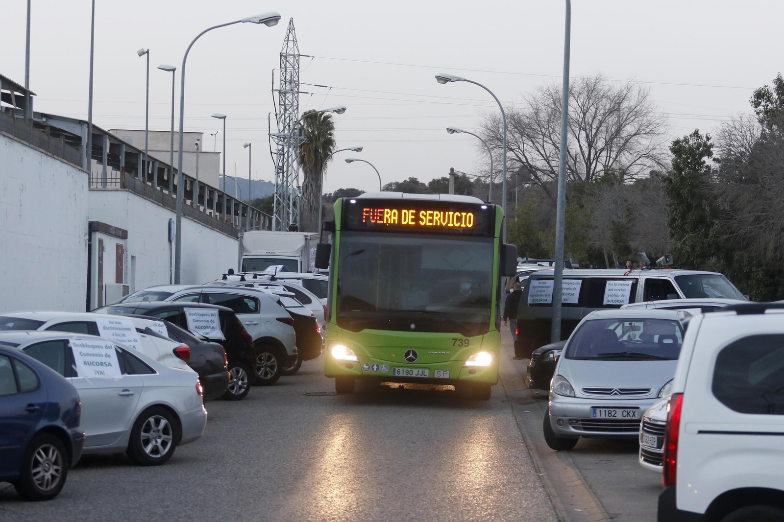 La caravana de protesta de la plantilla de Aucorsa, en fotografías