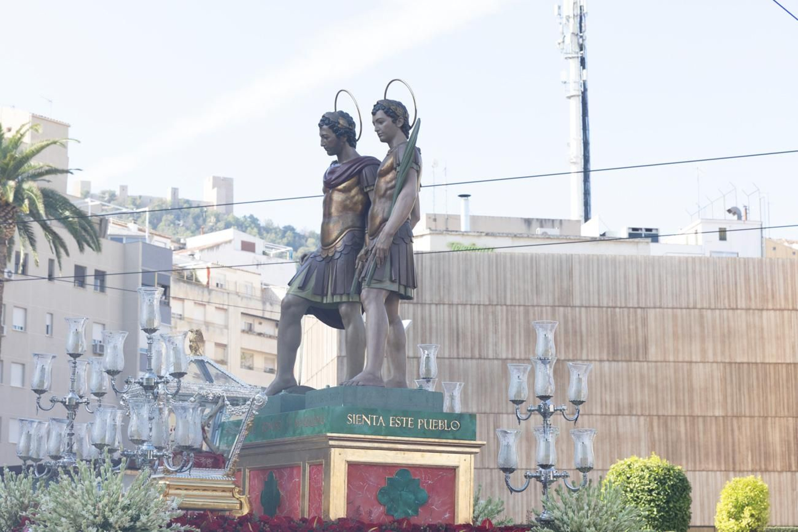 Un Jaén repleto de fieles acompañan los traslados de las veinte imágenes de la Magna (I)