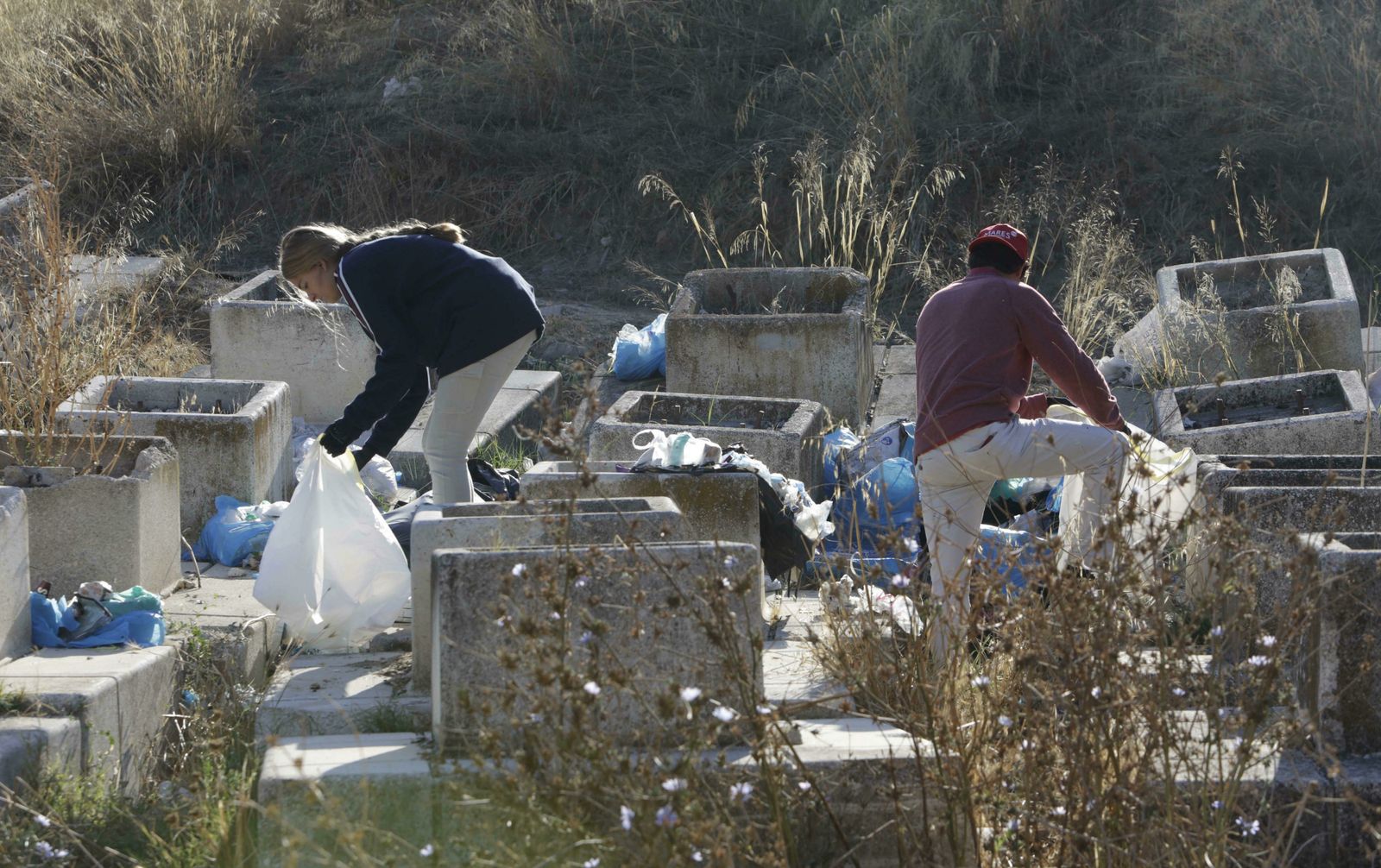 Recogida de basuras junto al río por el proyecto Mares Circulares.