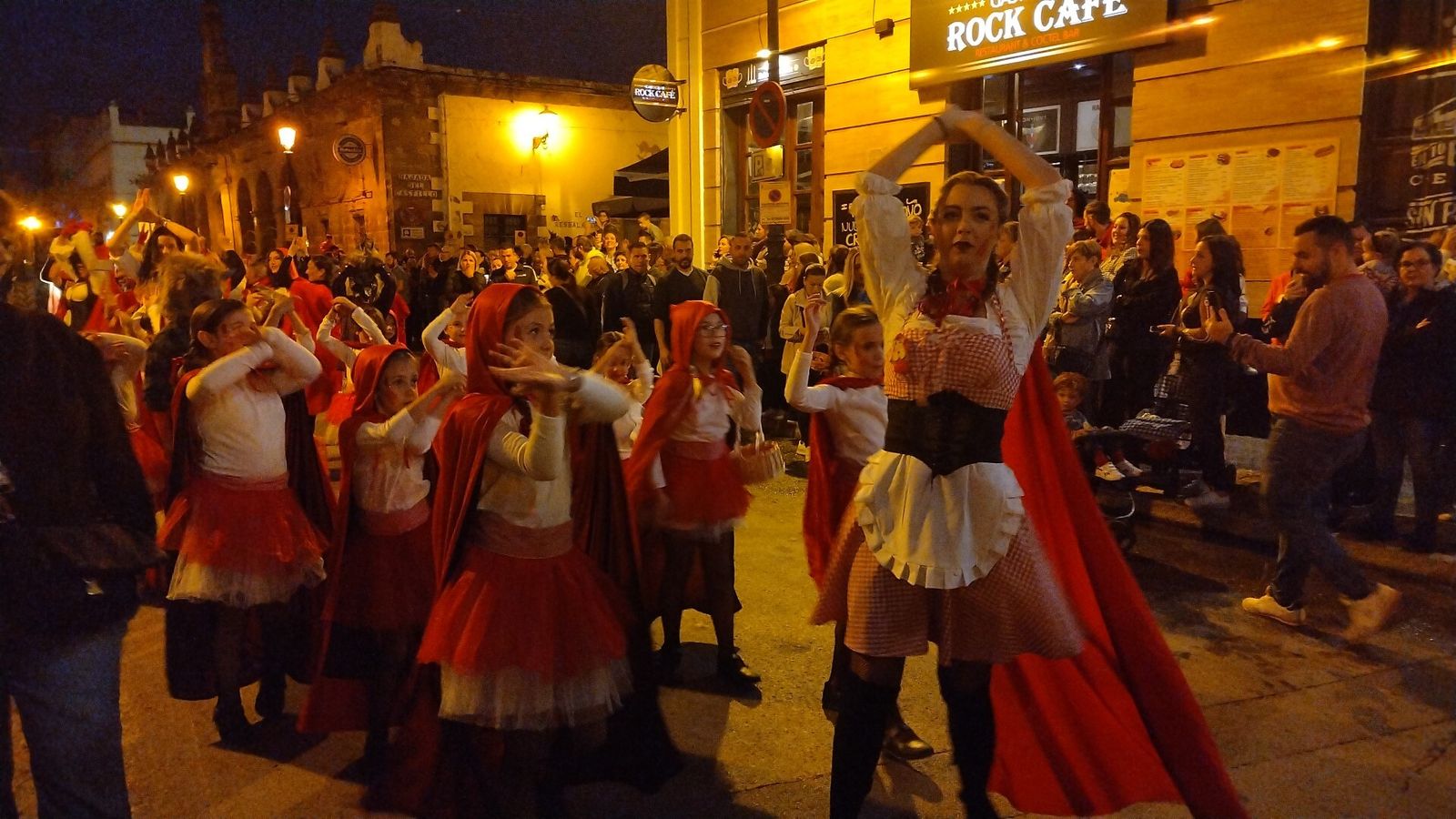 Una imagen de la cabalgata de las caperucitas.