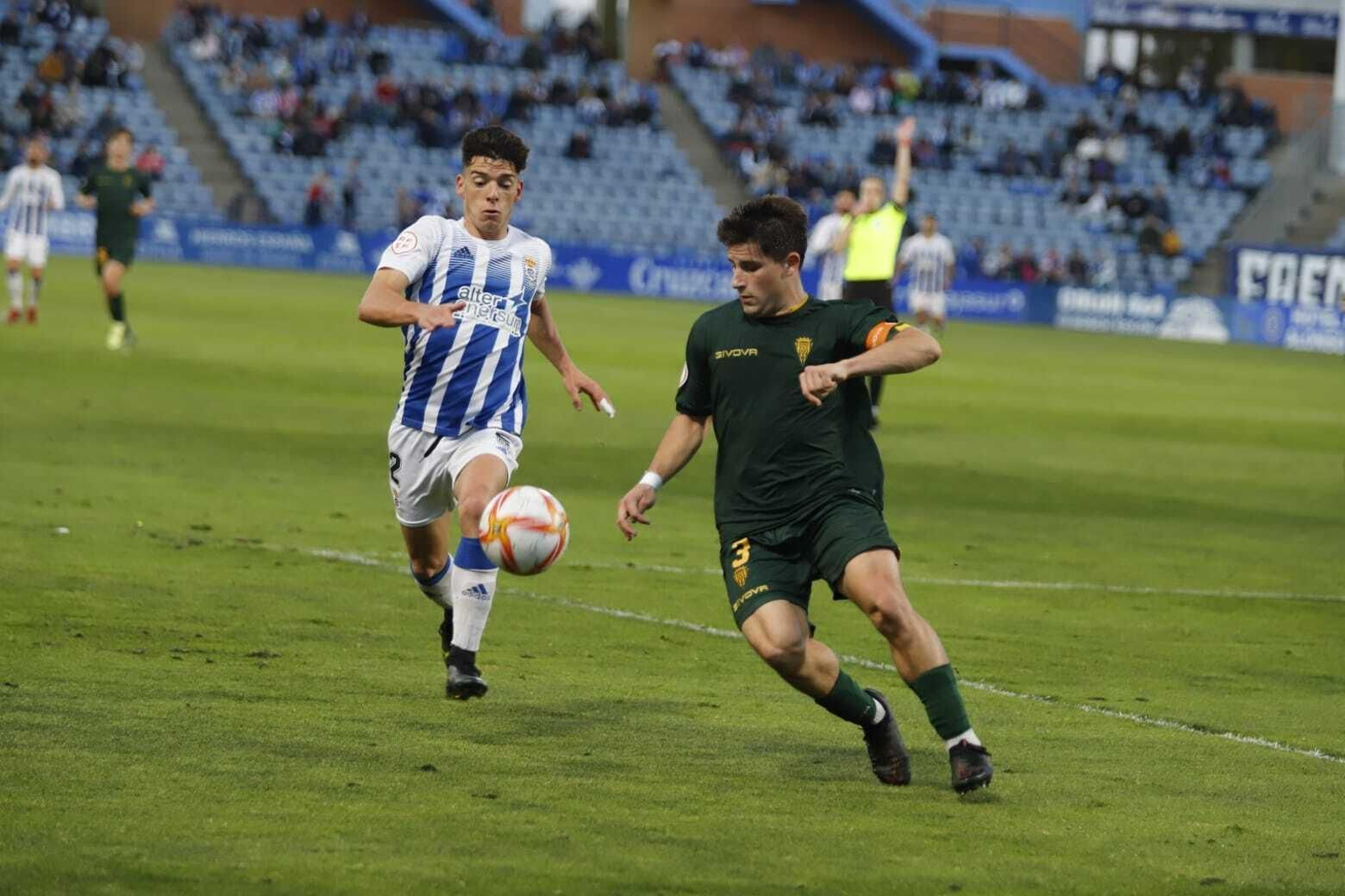 Juanjo Mateo aprieta a un atacante del Córdoba B.