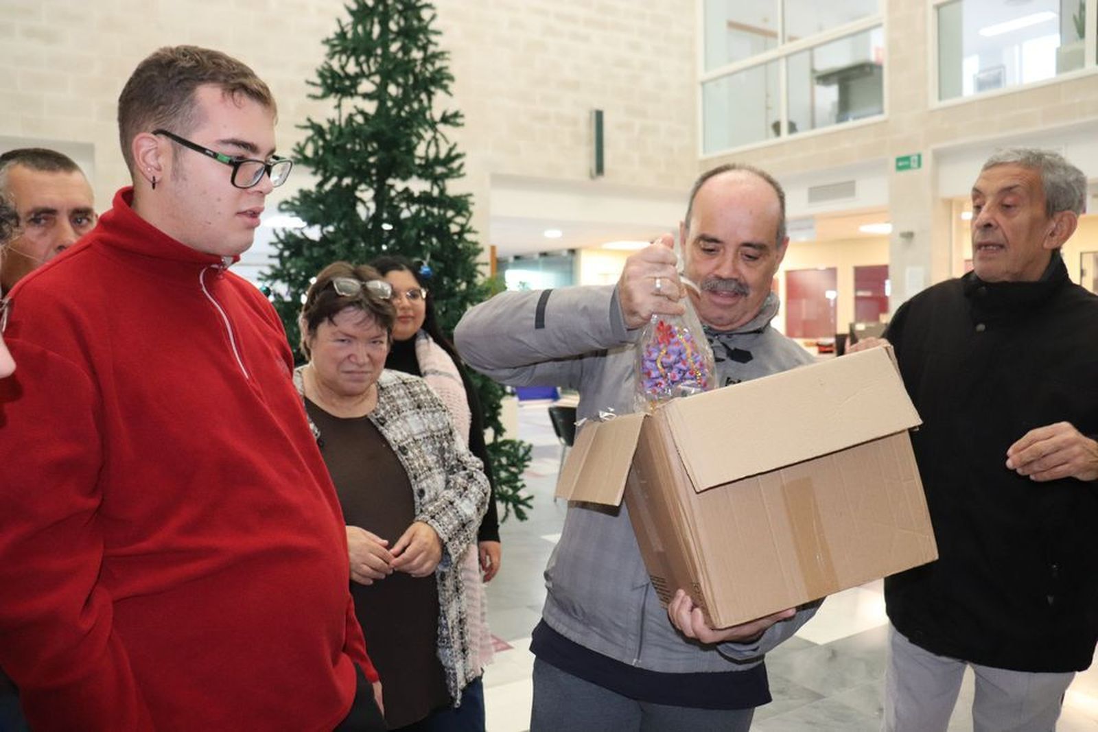 Usuarios de Asprodeme durante la decoración del árbol