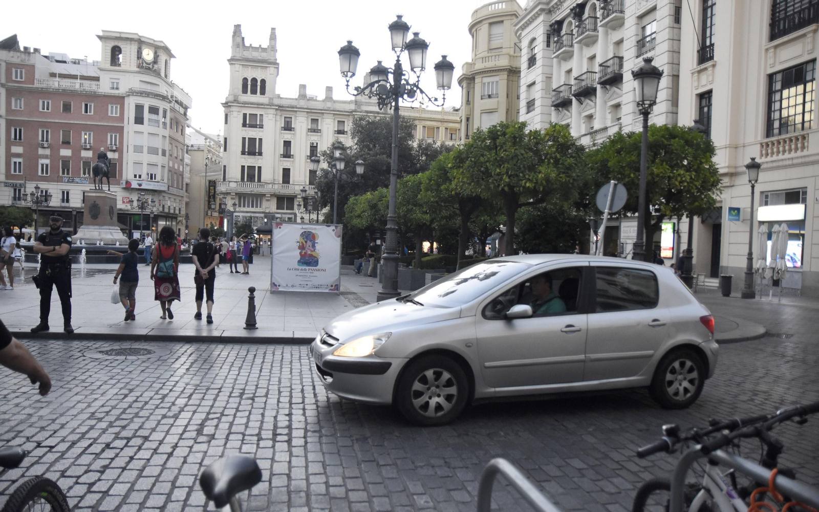Un coche circula en el entorno de la plaza de las Tendillas.