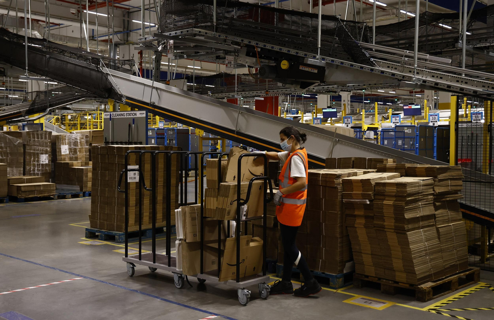 Cintas transportadoras y cajas para empaquetar los artículos.