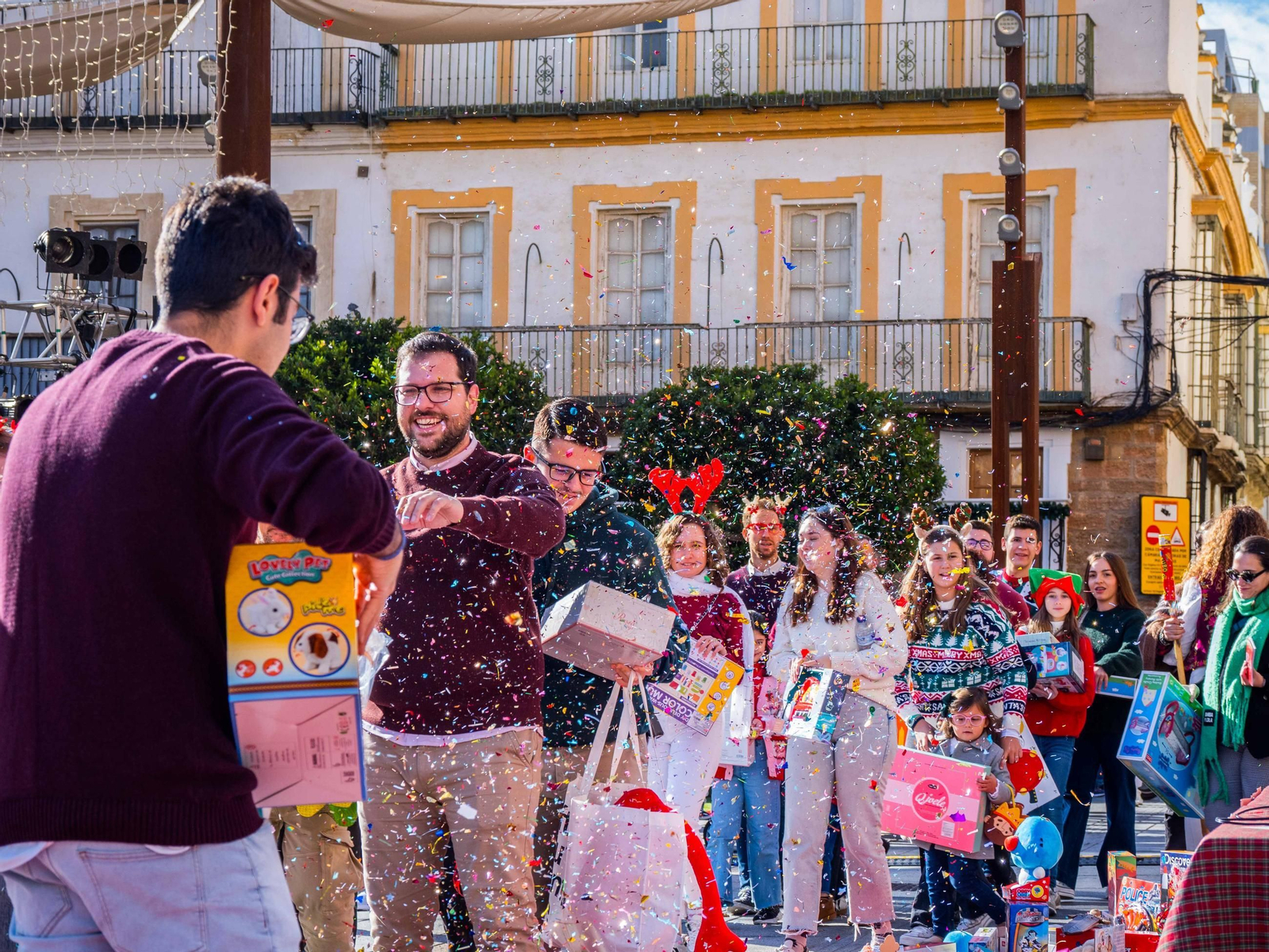 La Caravana Solidaria recoge cientos de regalos para echar una mano a los Reyes Magos en San Fernando