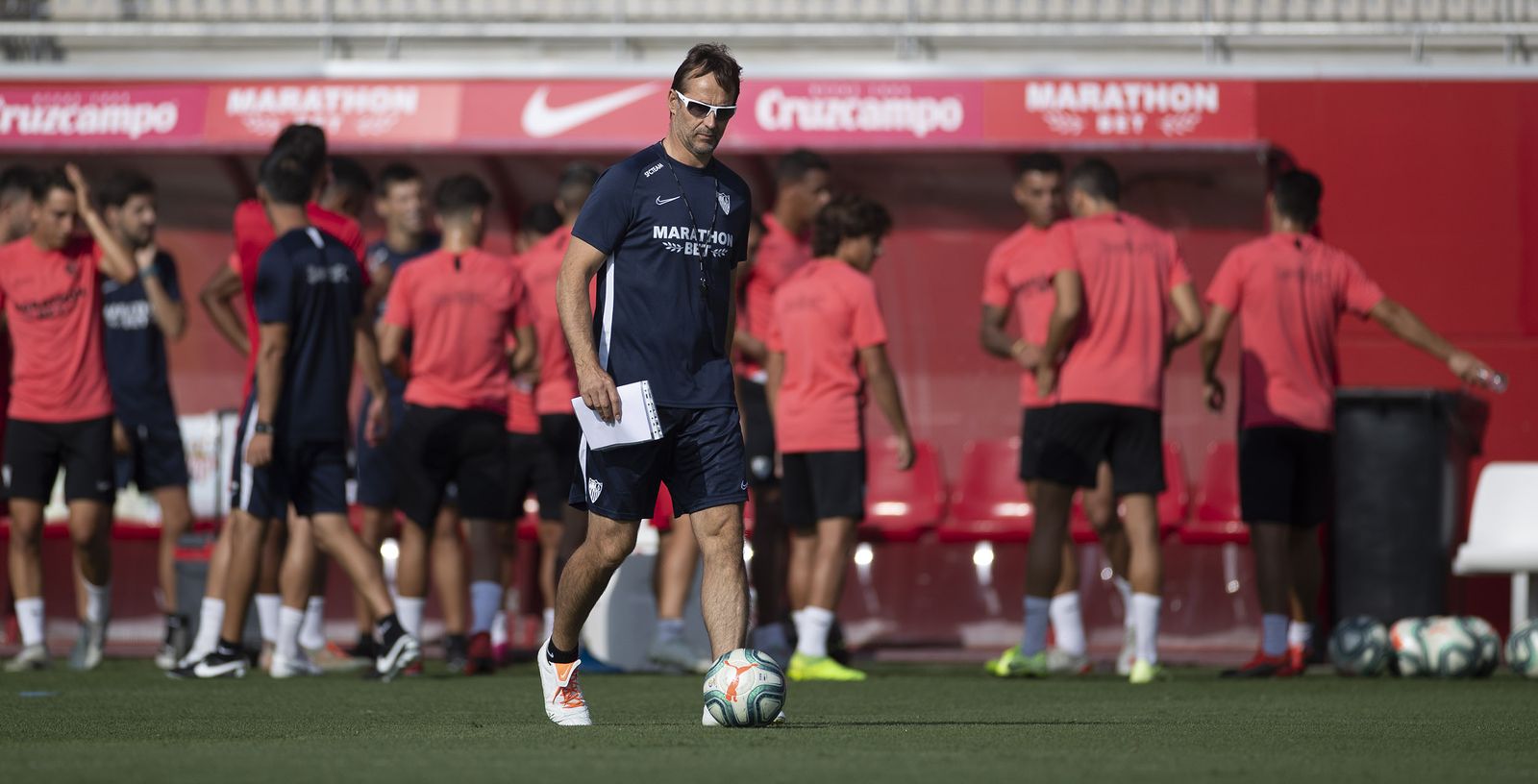 Lopetegui, en la última sesión de entrenamiento, con su libreta y el balón.