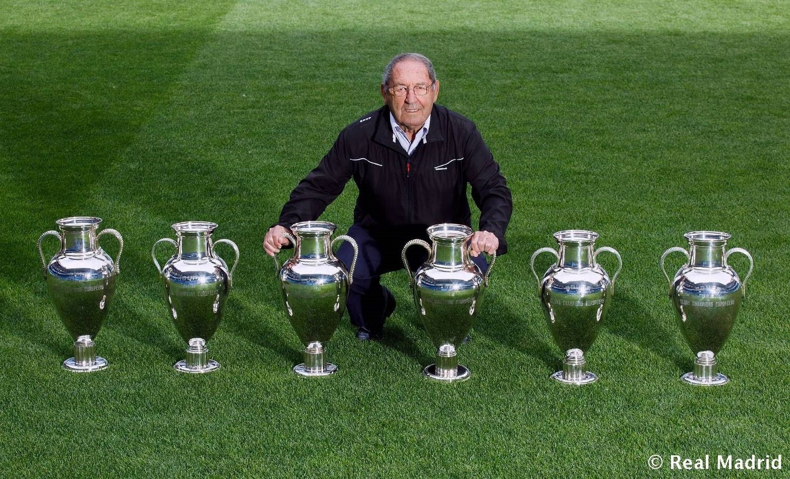 Paco Gento con las seis copas de Europa ganadas