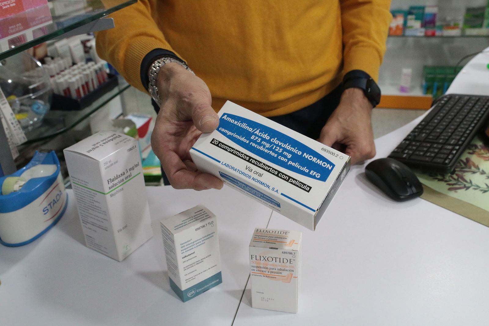 Uno de los dependientes de la Farmacia Robles, en la capital, muestra algunos de los medicamentos.