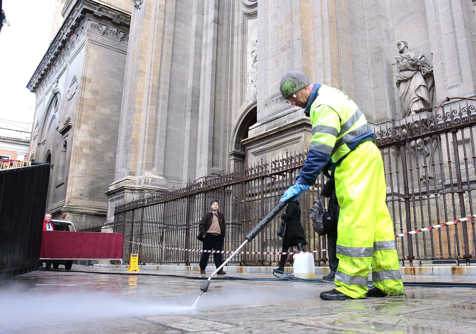 Imagen de archivo de limpieza de cera en Granada tras la Semana Santa.