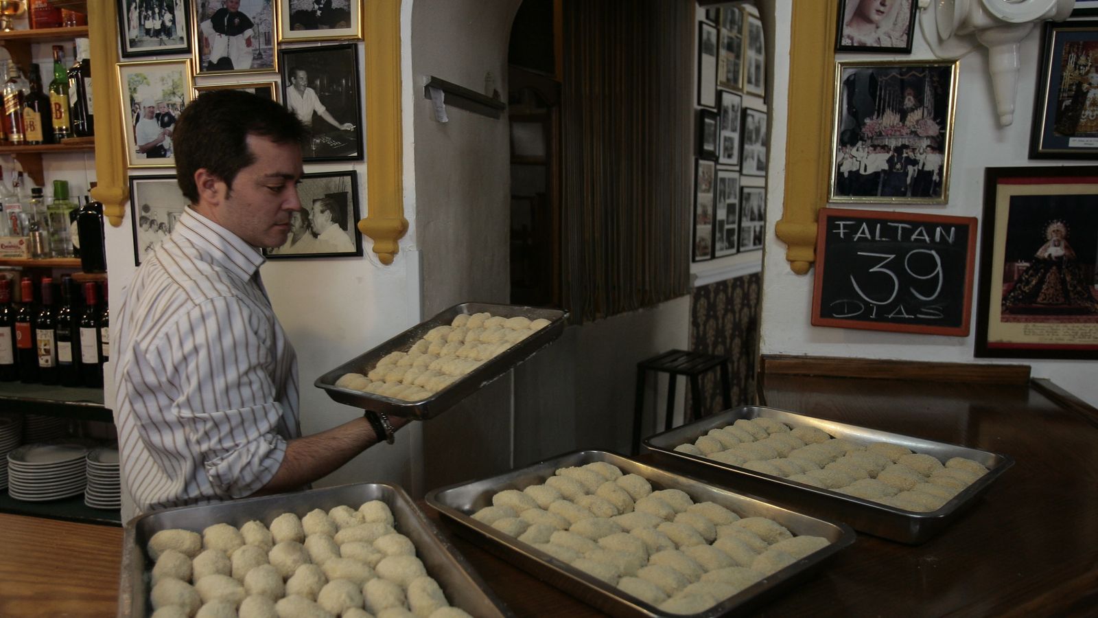 En Casa Ricardo se cuentan los días para que llegue el Miércoles de Ceniza y se sustituyen las croquetas de jamón por las de bacalao.