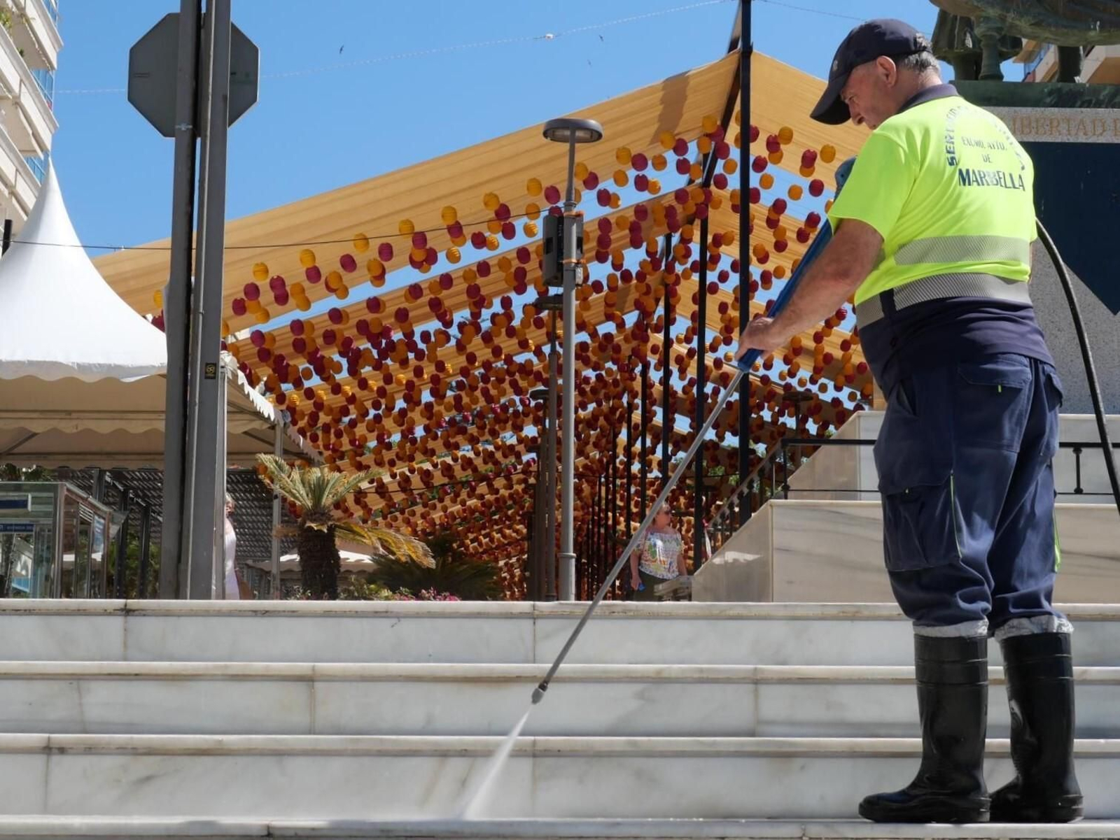 Un operario relizando labores de limpieza.