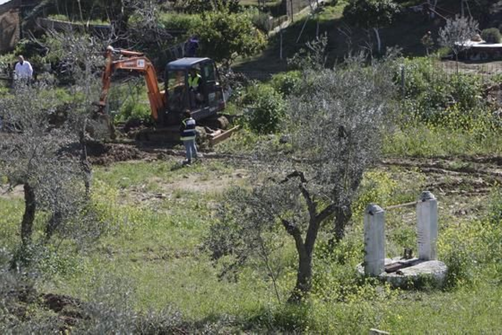 Dos excavadoras realizaron trabajos de búsqueda en Camas, donde han estado presentes el padre, el tío y el abuelo de Marta.

Foto: José Ángel García