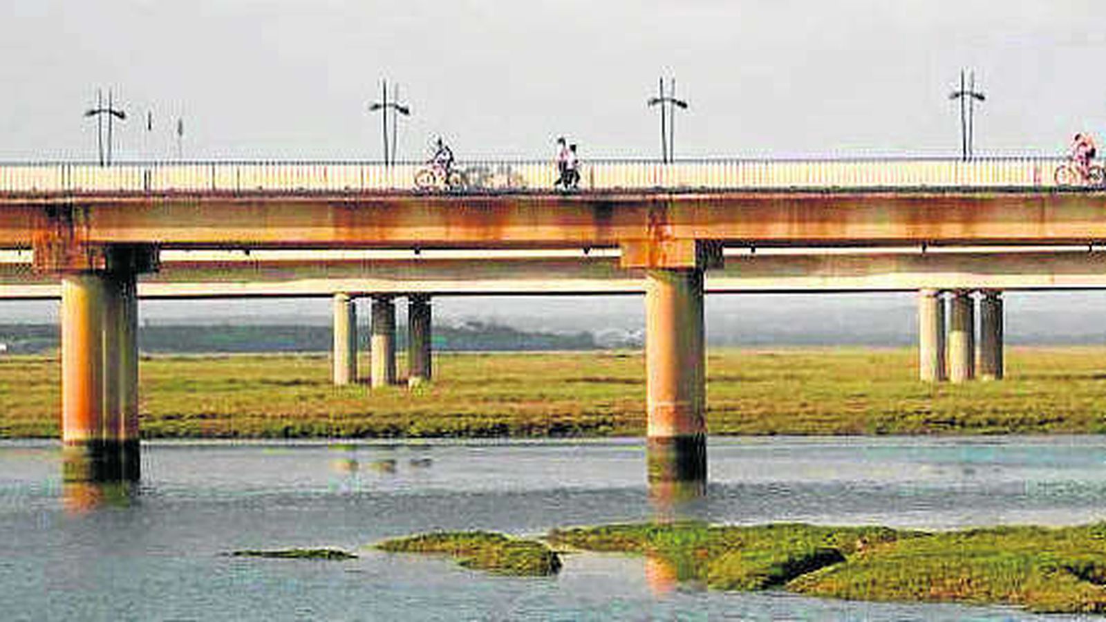 Imagen del puente sifón de archivo transitado por peatones y ciclistas.