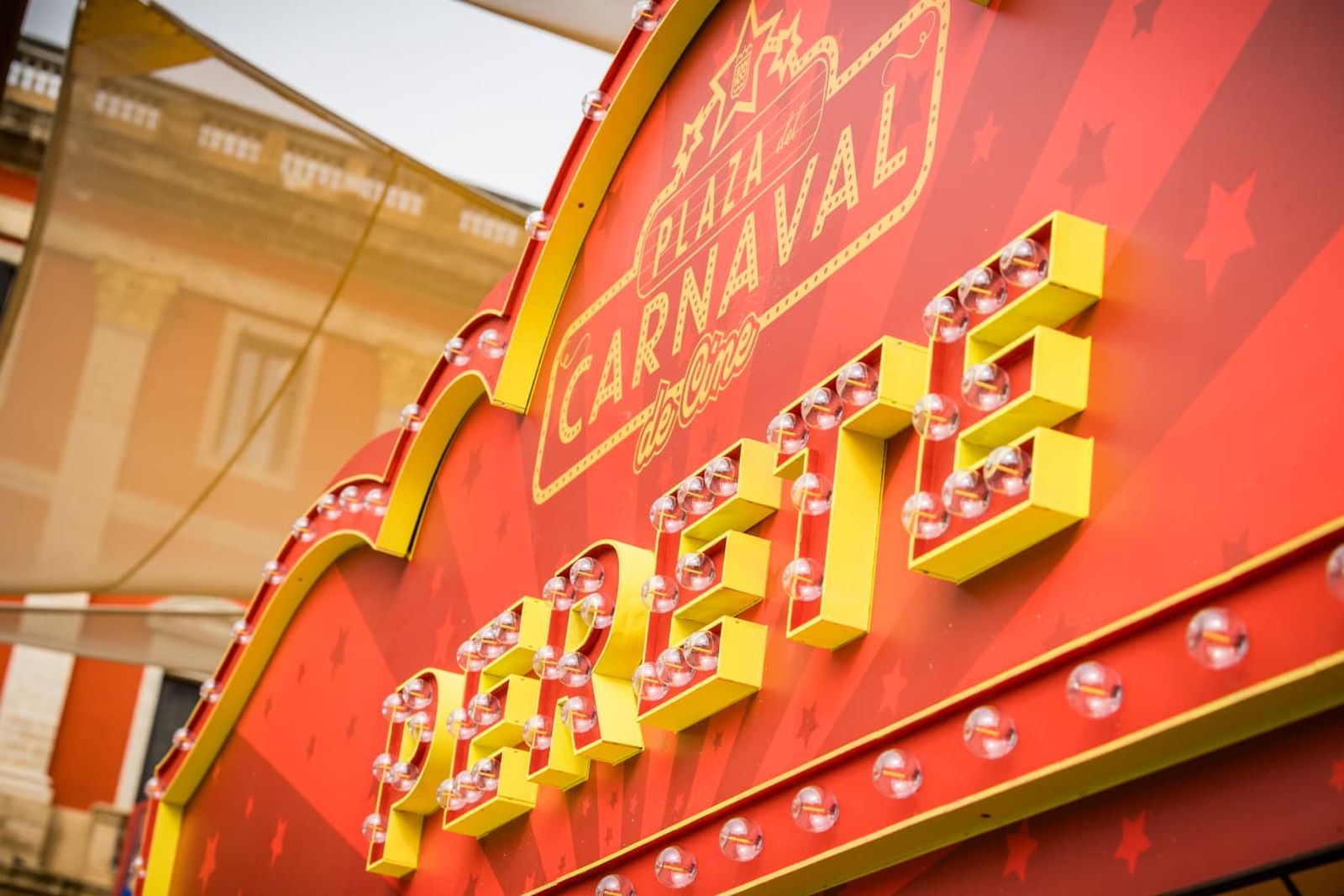 San Fernando y su plaza del Rey se preparan para dar la bienvenida al Carnaval: las imágenes