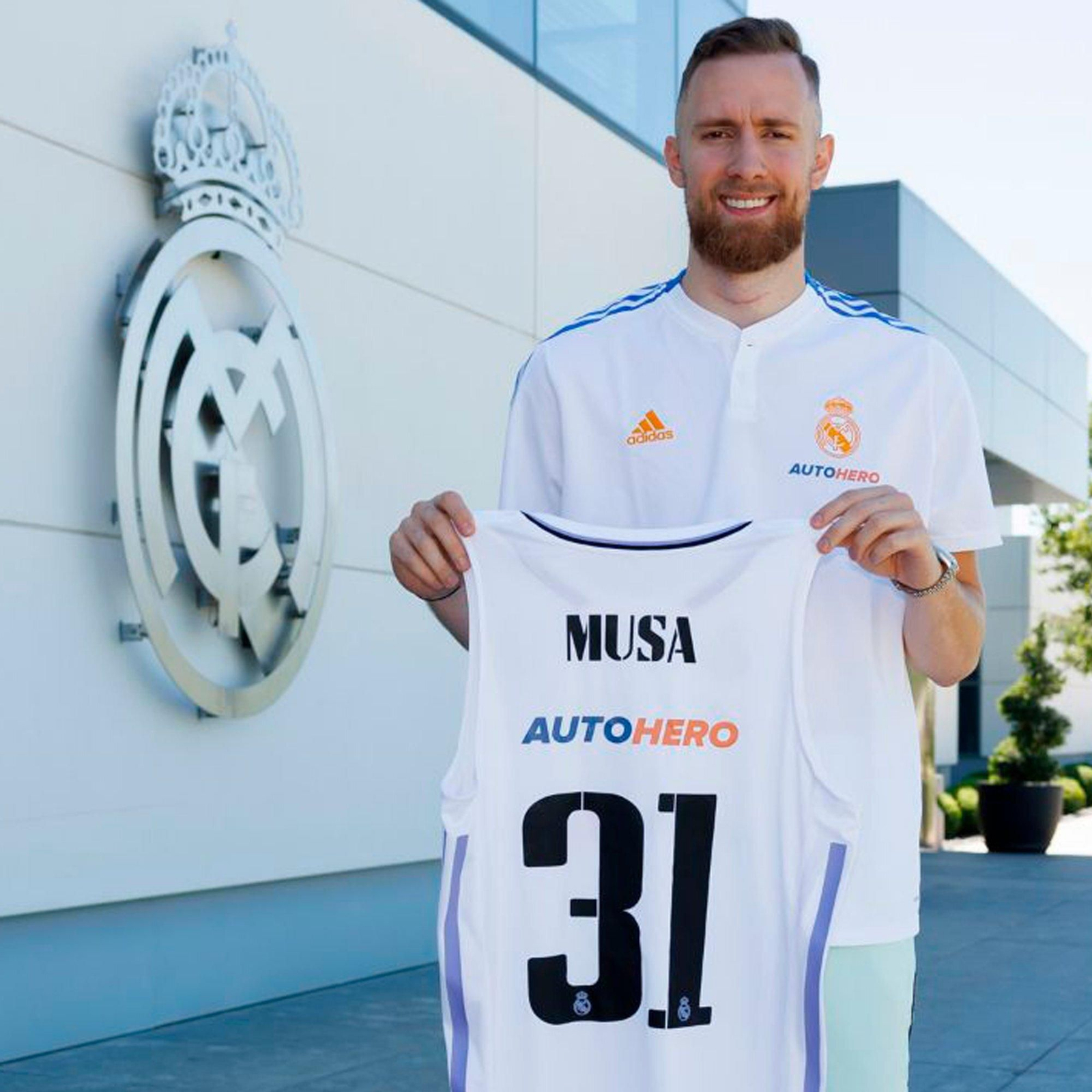 Dzanan Musa posa con la camiseta del Real Madrid.