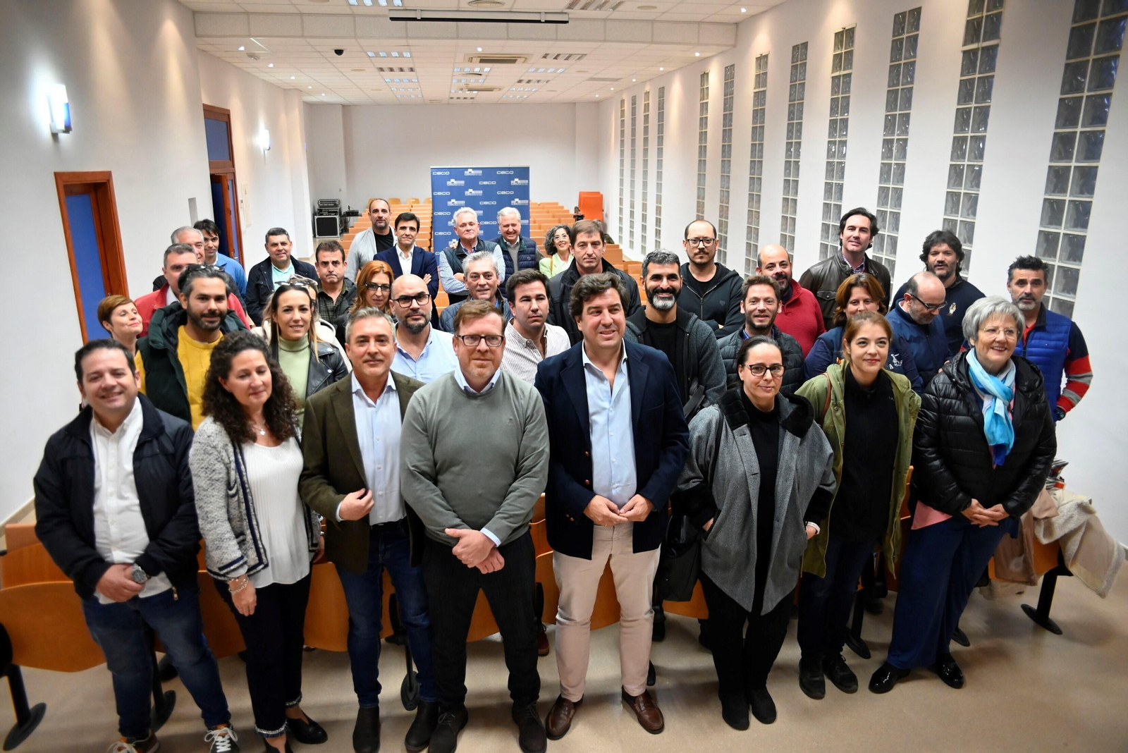 Jesús Guerrero, cuarto por la izquierda, al frente de Hostecor.