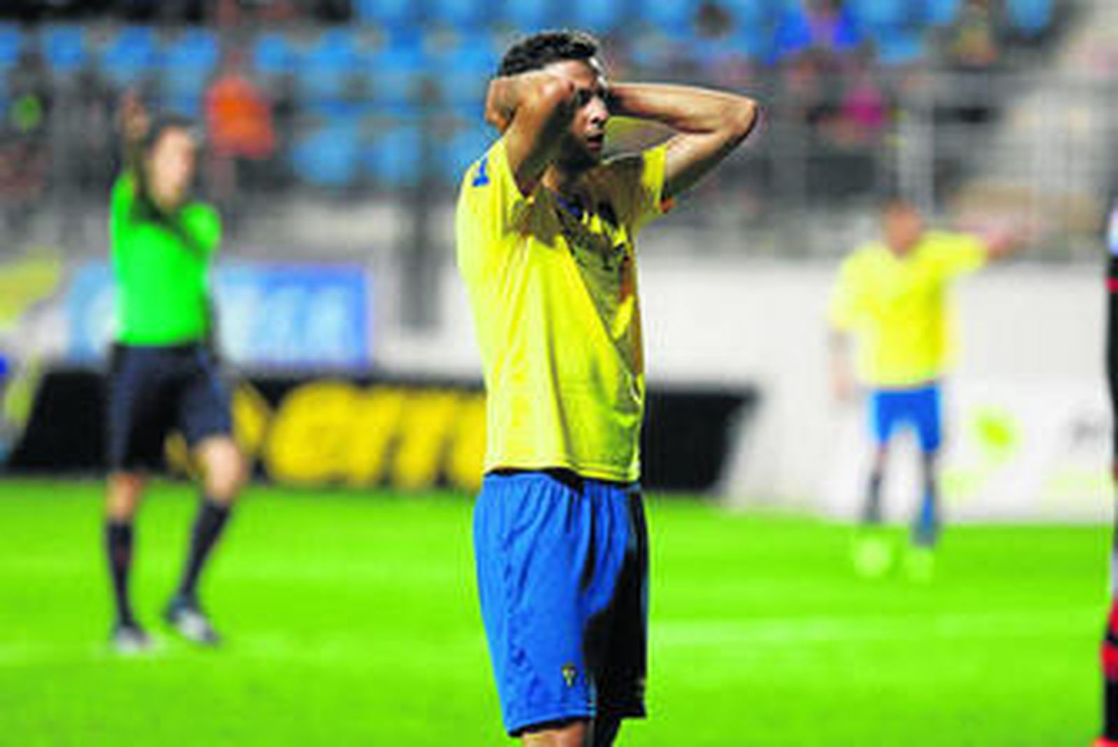 Juan Villar se lleva las manos a la cabeza durante uno de los partidos de la presente temporada.