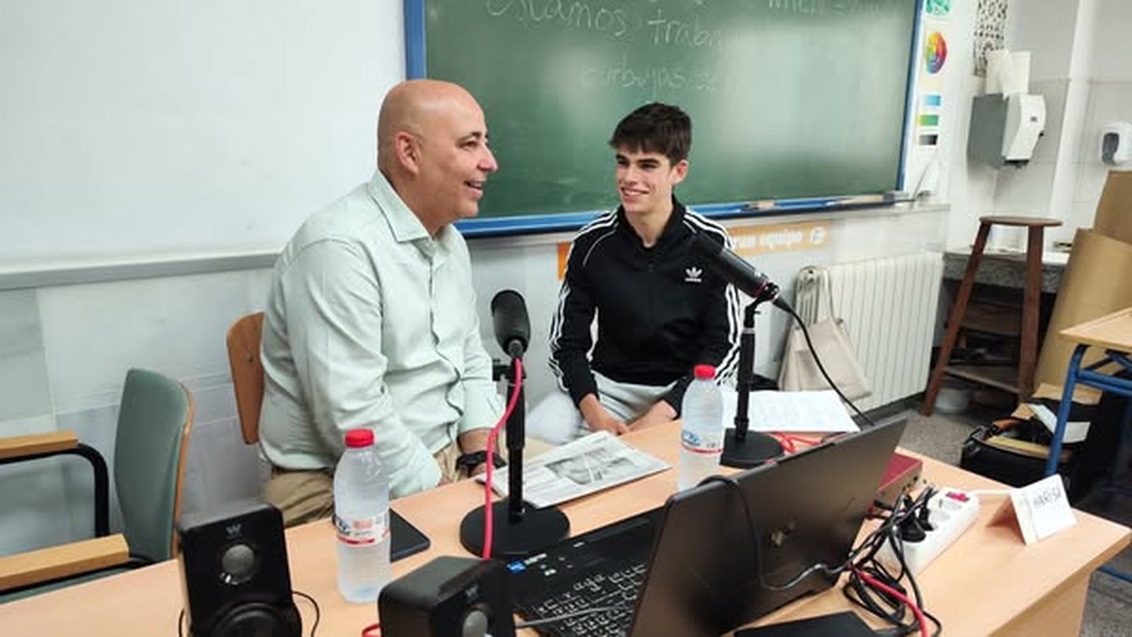 El alcalde de Huércal Overa, Domingo Fernández, siendo entrevistado por un alumno