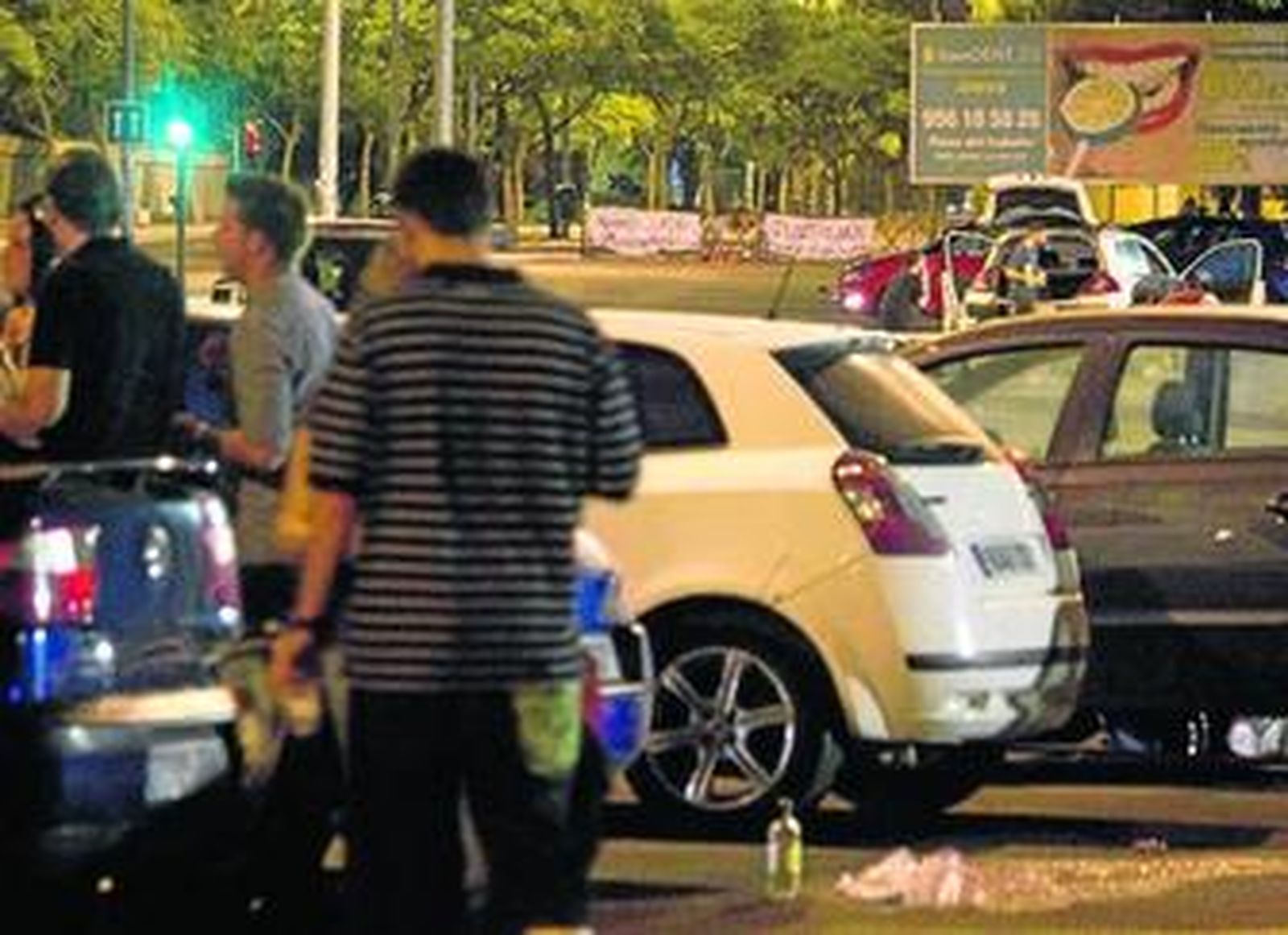 Algunos jóvenes hacen botellón frente a las velas de homenaje a Jairo, una semana después de su muerte.