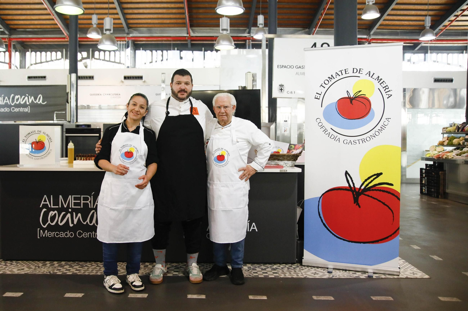 El tomate en el corazón de la cocina: Los martes gastronómicos en el mercado central de Almería, en imágenes