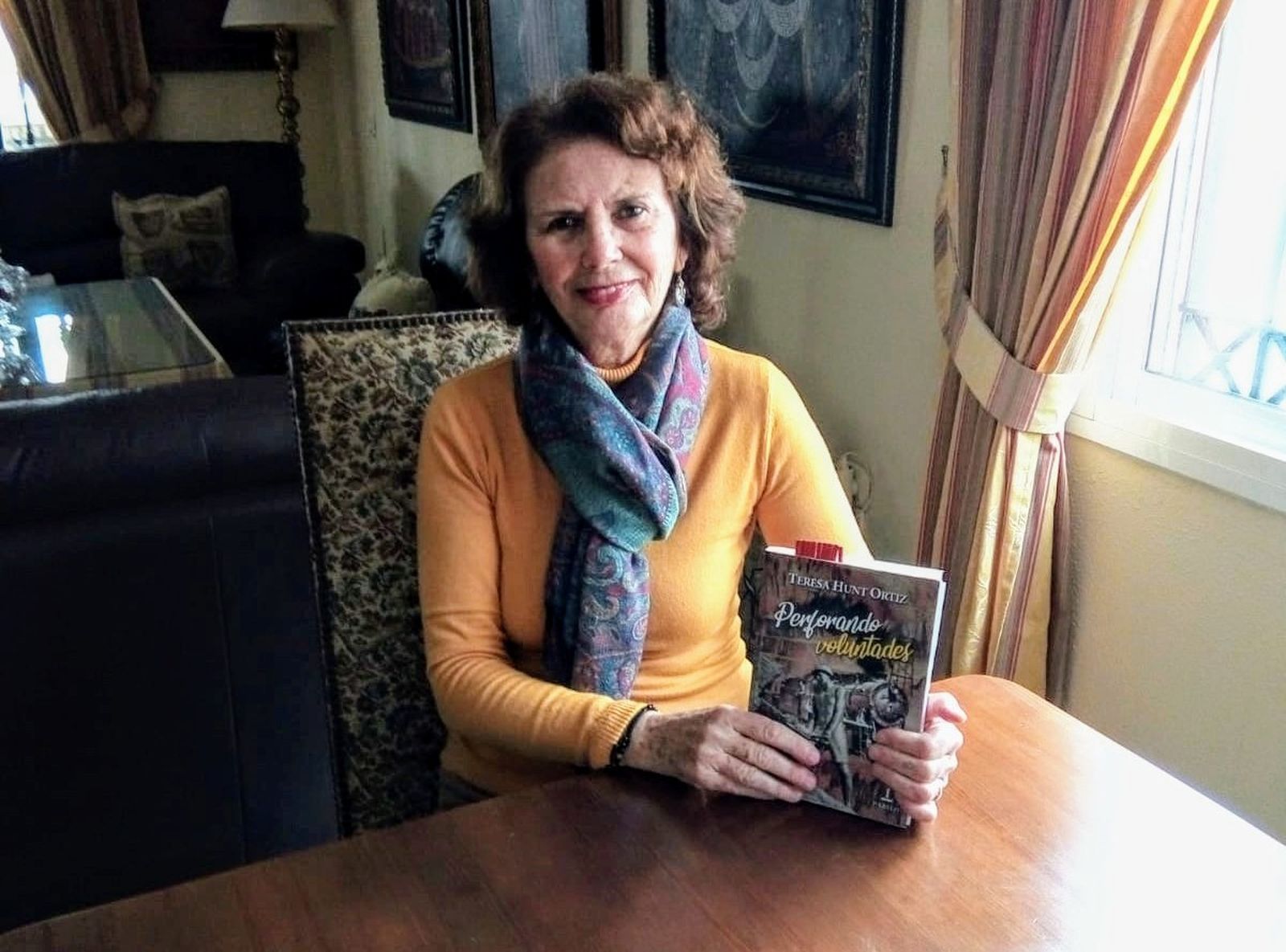 Teresa Hunt, con un ejemplar de su novela, titulada ‘Perforando voluntades’.