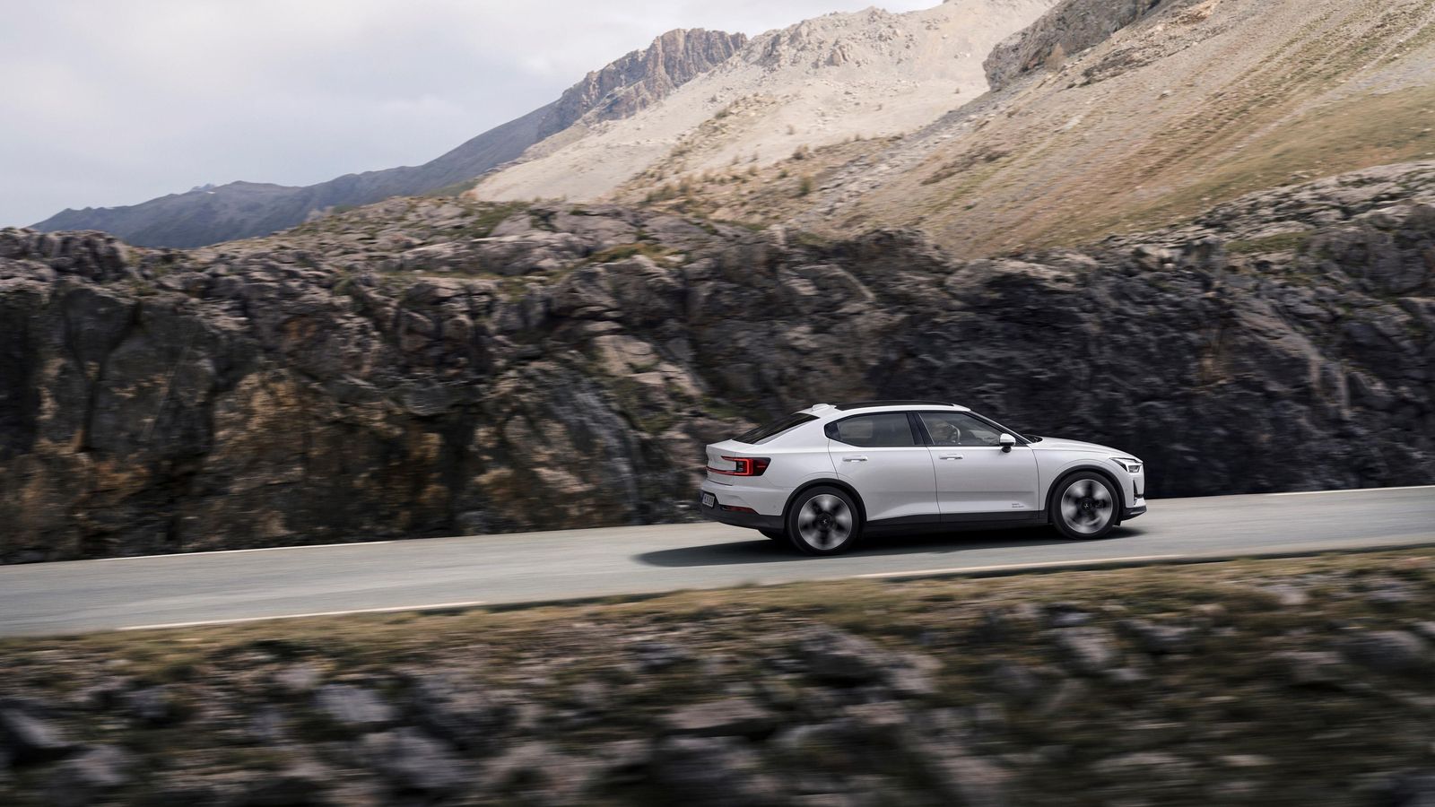 El cambio sustancial, desde el punto de vista mecánico, es la situación de, en las versiones con un único motor, éste en el eje trasero en lugar del delantero.