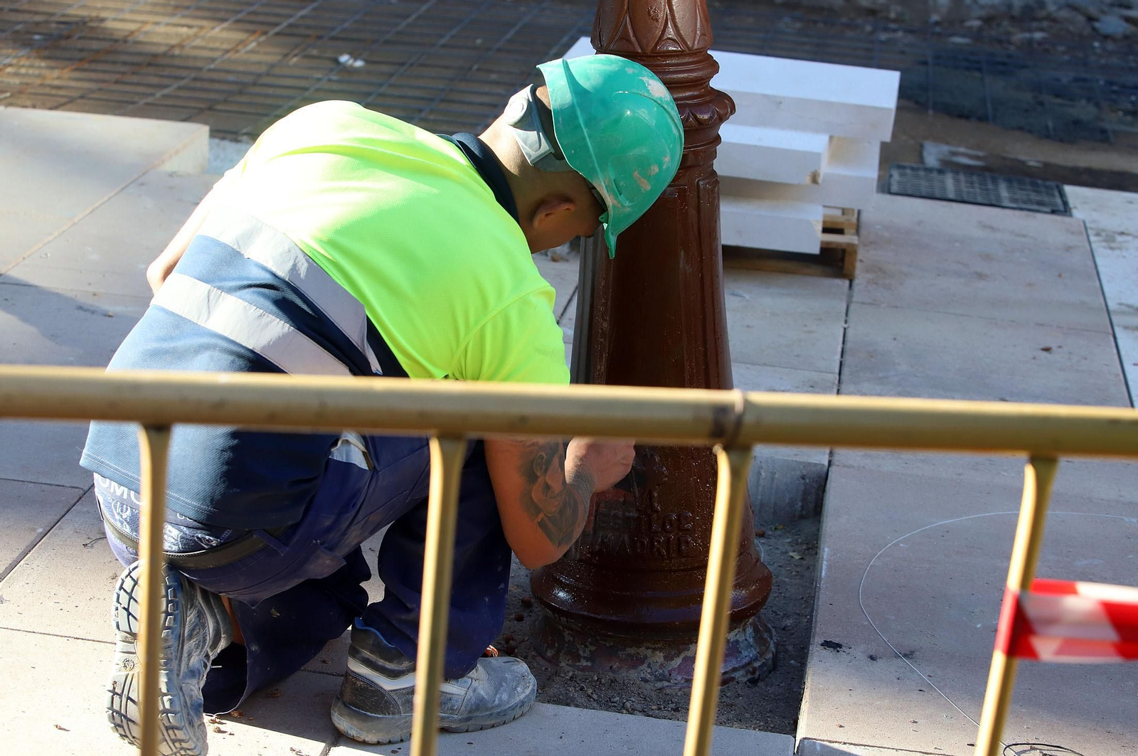 Imágenes de la visita de Pilar Miranda a las obras de peatonalización en la calle Méndez Núñez