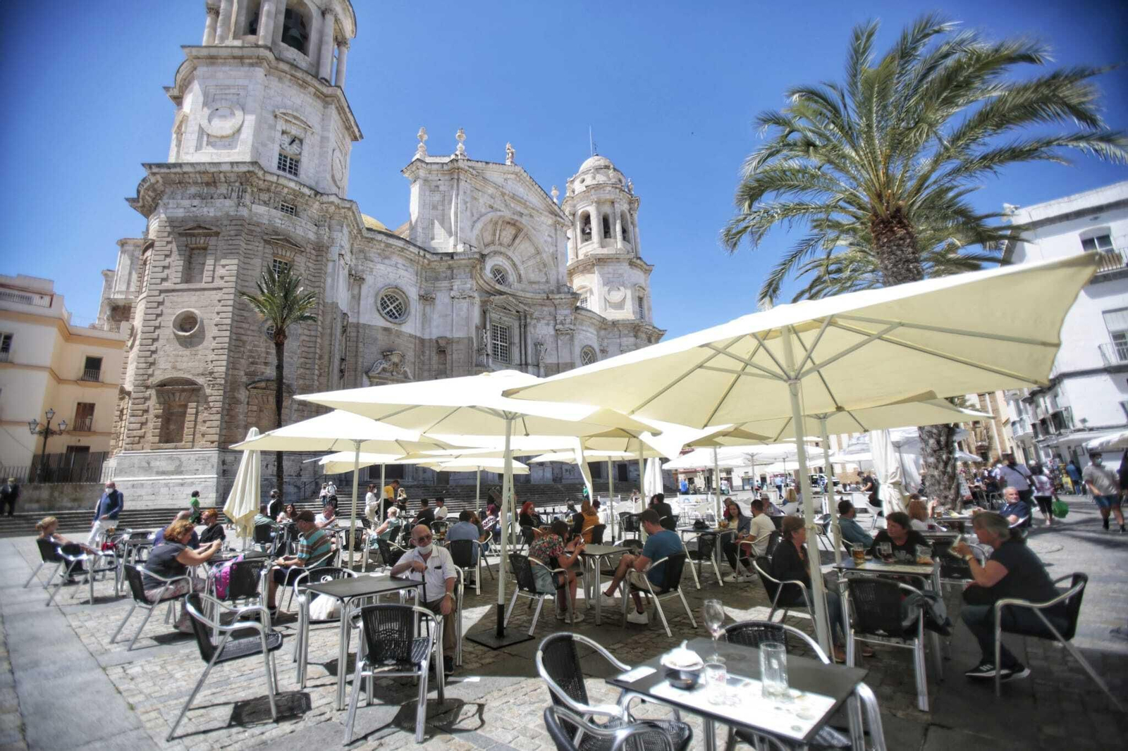Un terraza en la plaza de la Catedral de Cádiz durante el fin de semana.