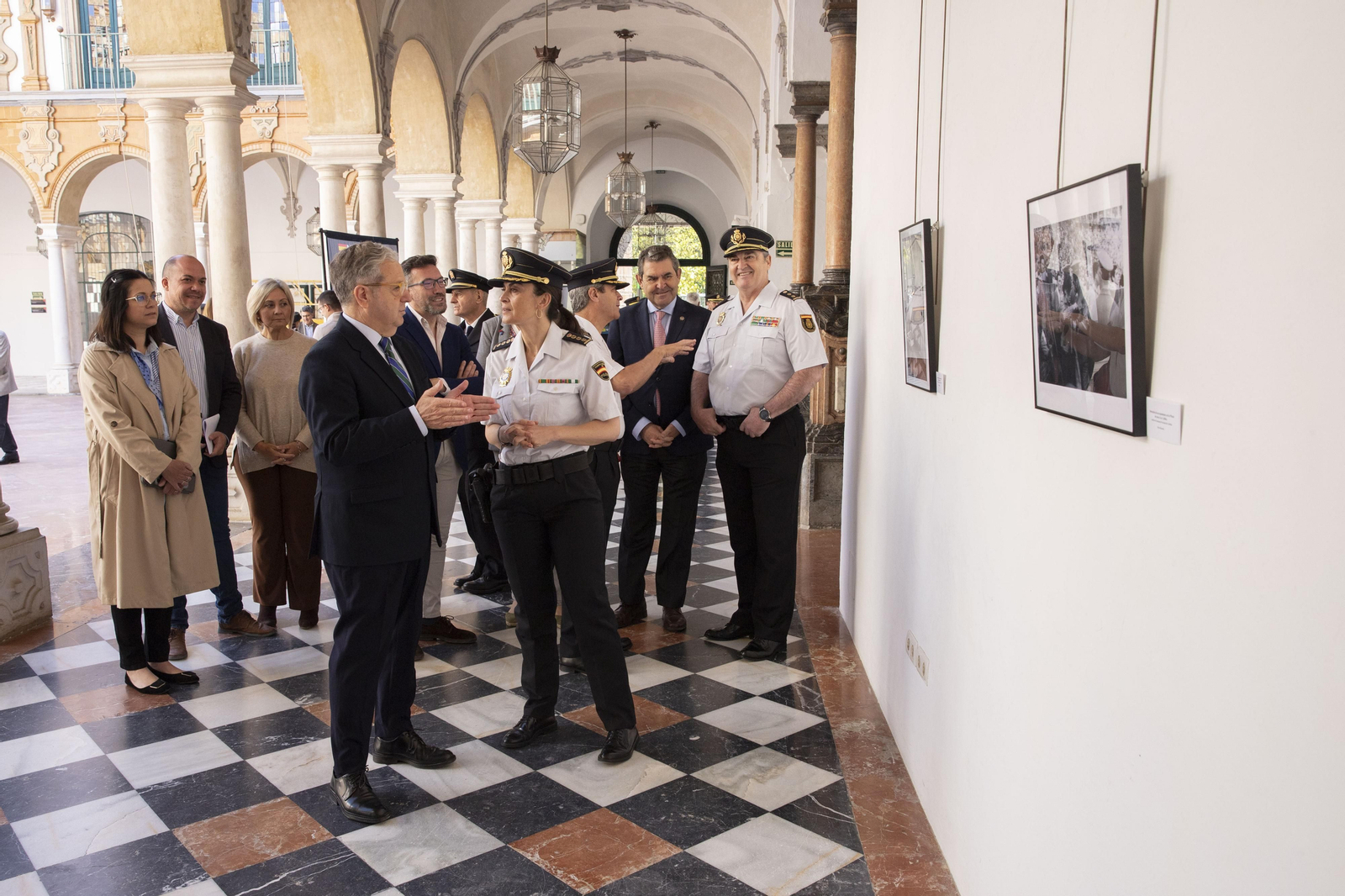 El presidente de la Diputación, Salvador Fuentes,  y la comisaria principal, María Dolores López, en la exposición.