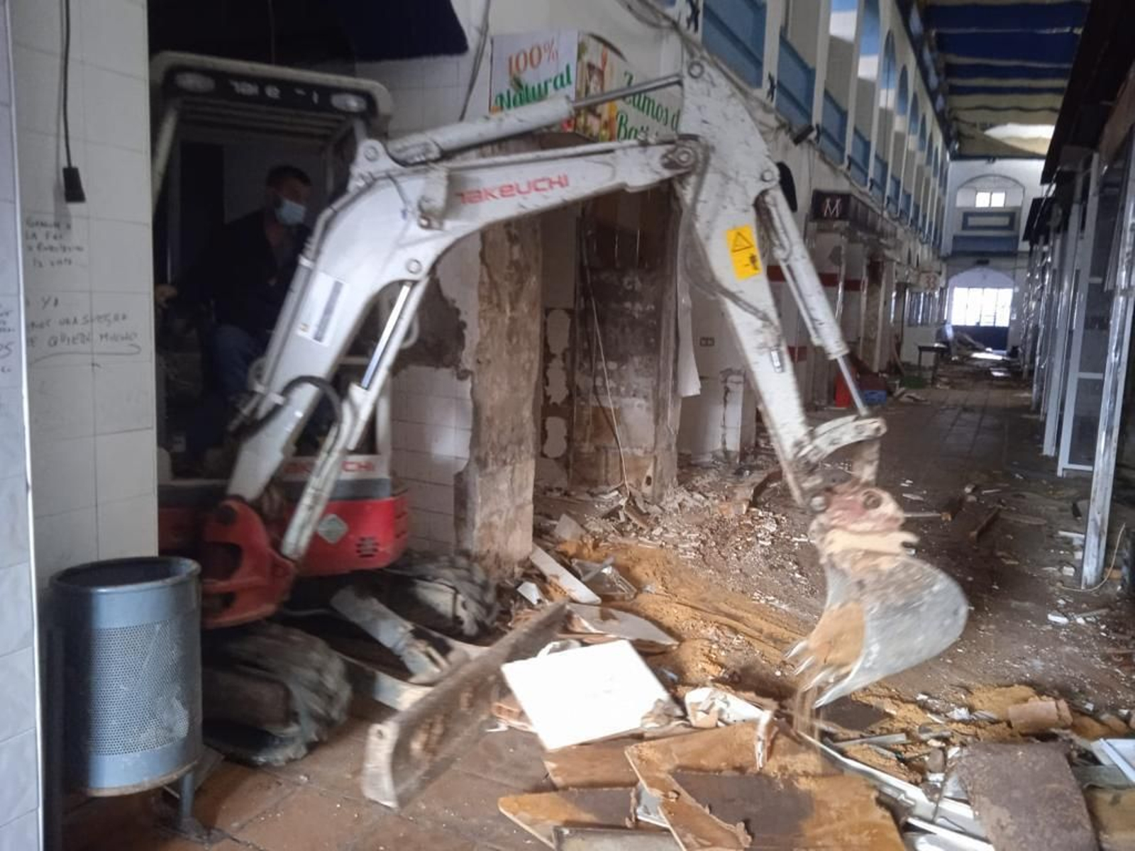Los primeros trabajos de demolición en el Mercado de La Línea.