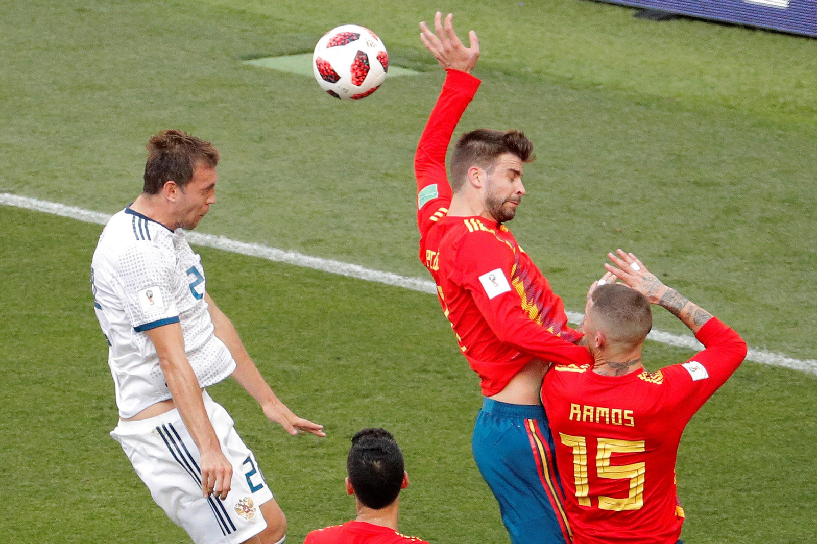 Piqué levanta el brazo de espaldas antes de que le impacte el balón en la jugada del penalti.