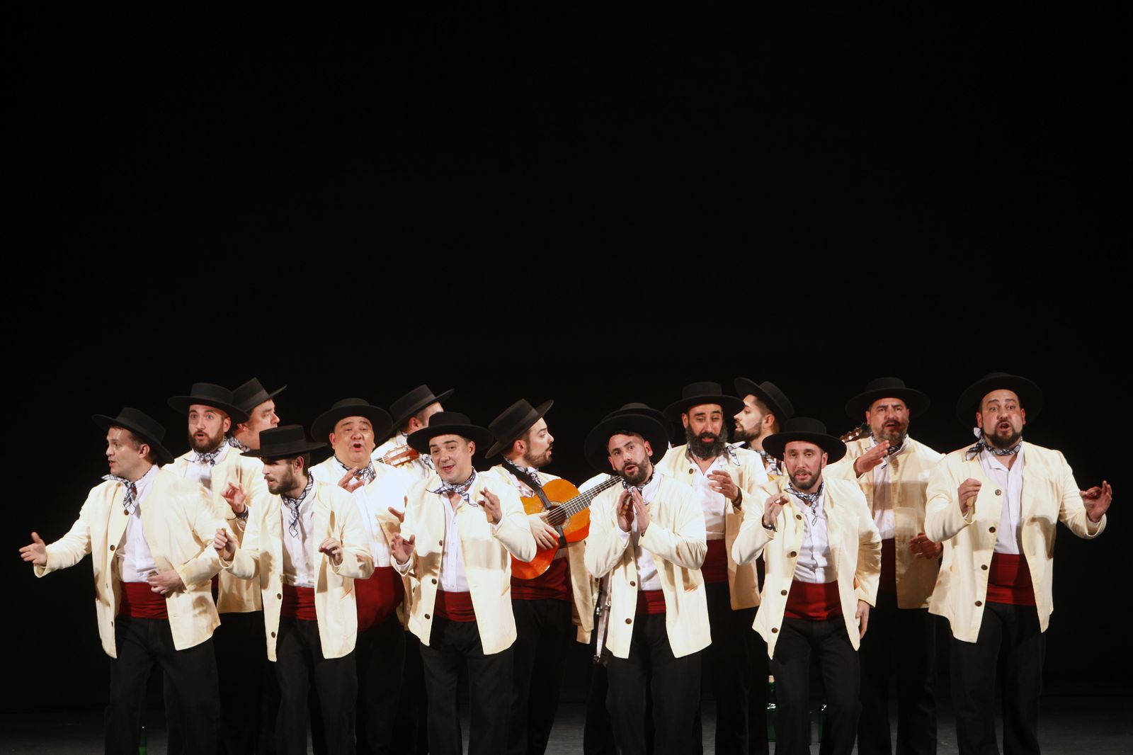 Las imágenes de la décimo sexta función de clasificatorias