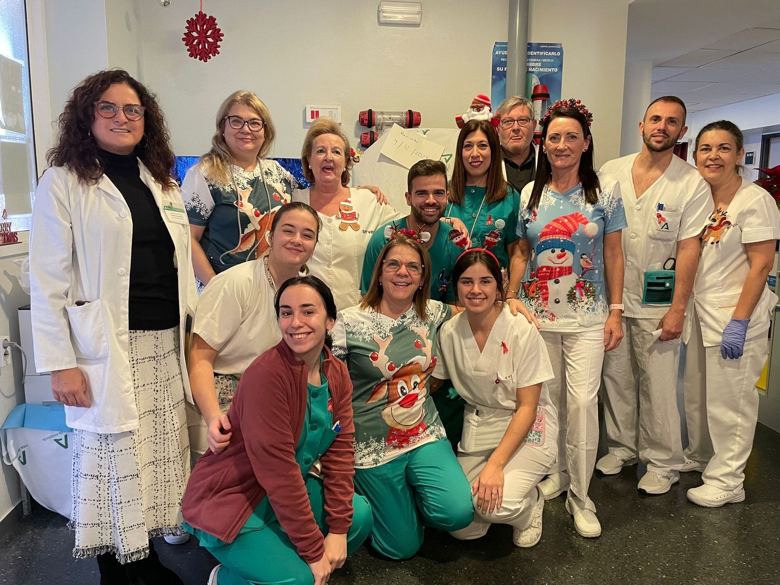 Profesionales del Hospital de Día Oncológico del Juan Ramón Jiménez festejan la Navidad.
