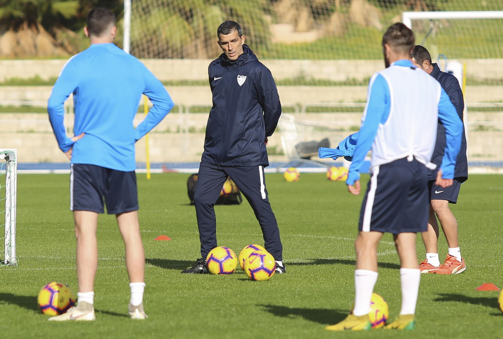 Juan Ramón Muñiz observa un ejercicio en el Ciudad de Málaga. Juan Ramón Muñiz observa un ejercicio en el Ciudad de Málaga.