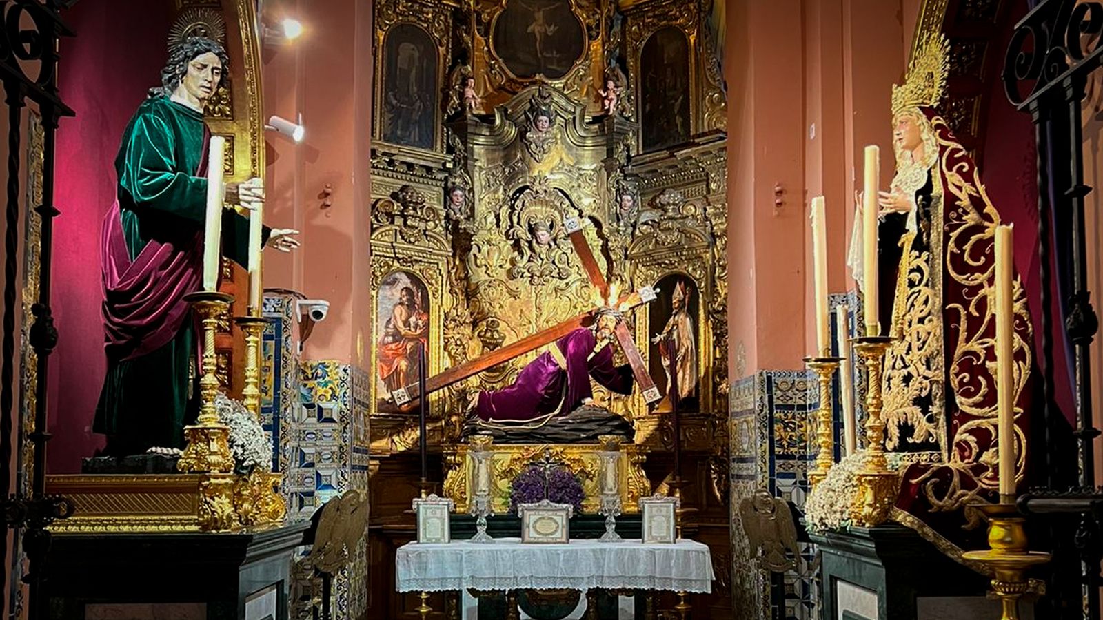 Los titulares de la Hermandad de las Penas en su capilla