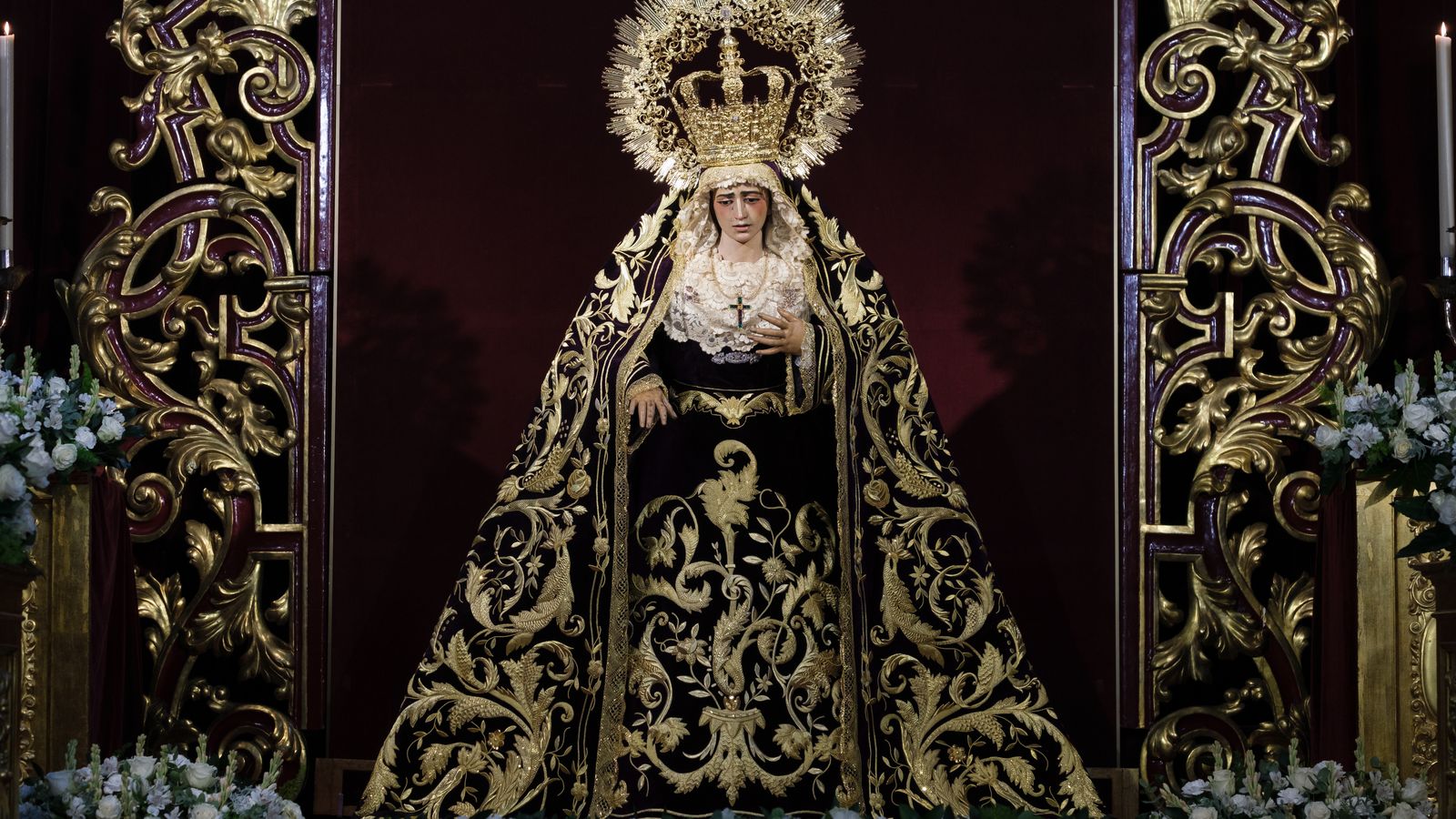 La Amargura con la saya el manto que reproducen los bordados que ardieron en 1893.