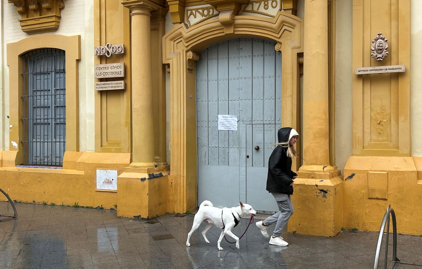 El centro cívico Las Columnas, en Triana, cerrado por el nivel de alerta.
