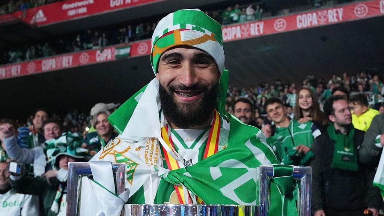 Nabil Fekir, muestra sonriente la última Copa del Rey cosechada por el Real Betis.