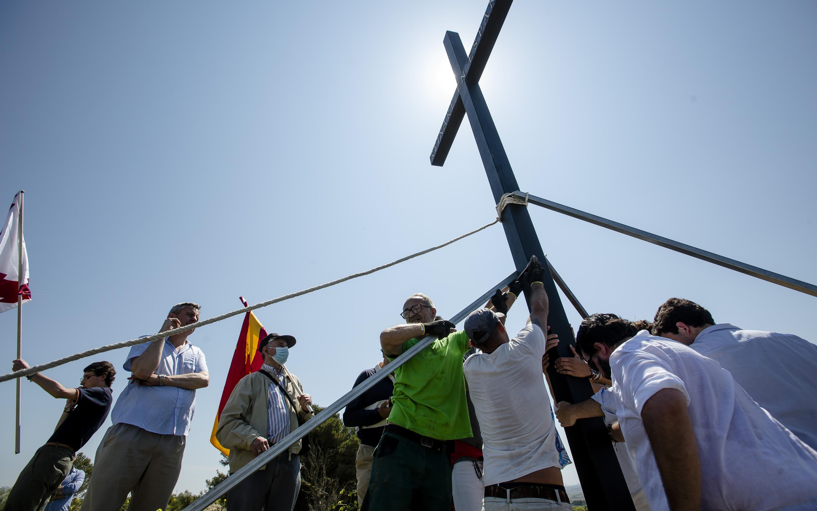 Imágenes del izado de la gran cruz de hierro del Camino de Santiago en la sierra de San Cristóbal