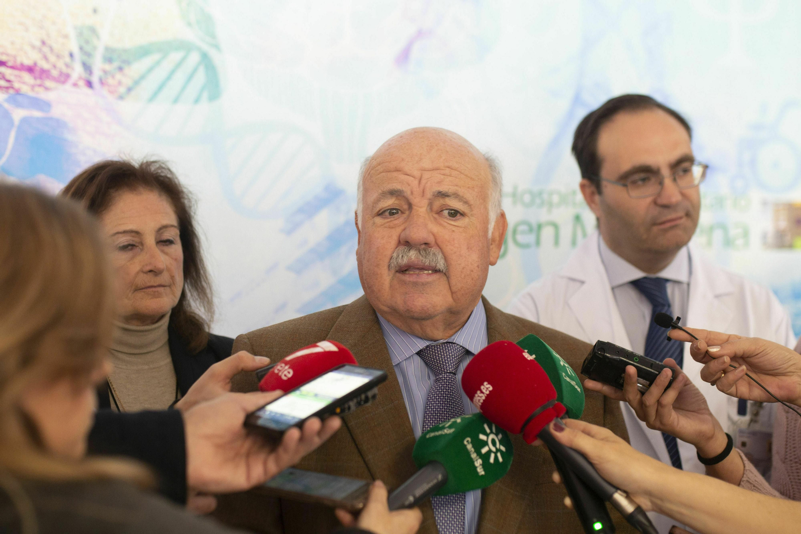 El consejero habla con la prensa.