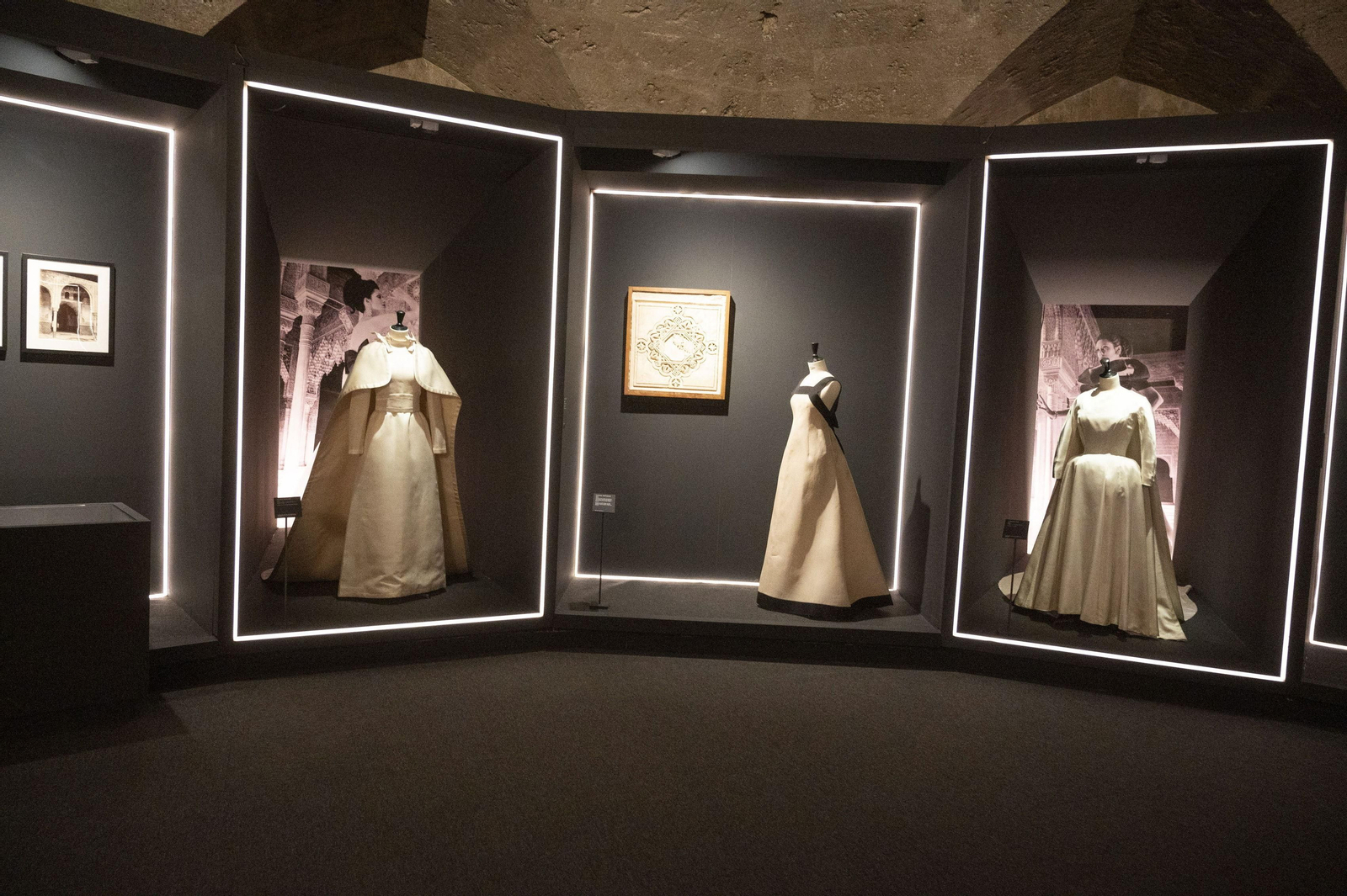 Varios de los trajes expuestos.