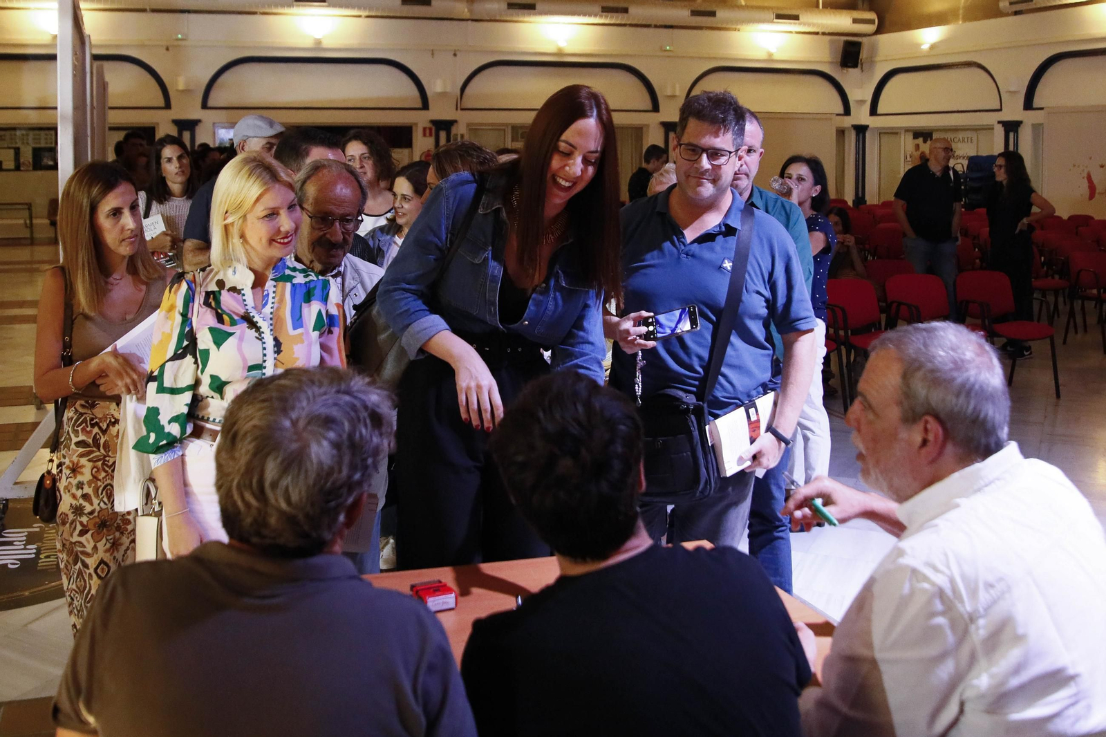 Las imágenes de la presentación del libro "El Clan" de Carmen Mola en Mojácar