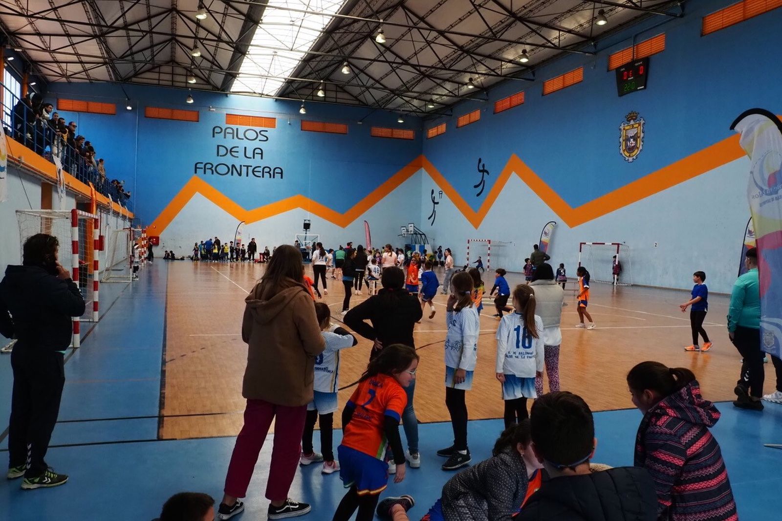 Jóvenes en el polideportivo de Palos de la Frontera.