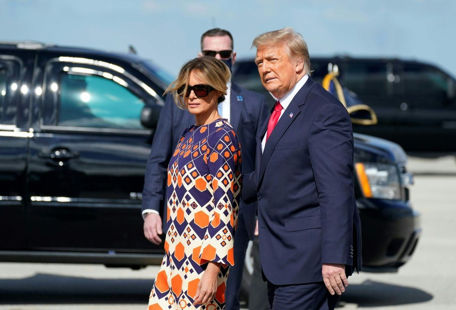Melania, junto al ex presidente Donald Trump, a su llegada a Florida en el avión presidencial.