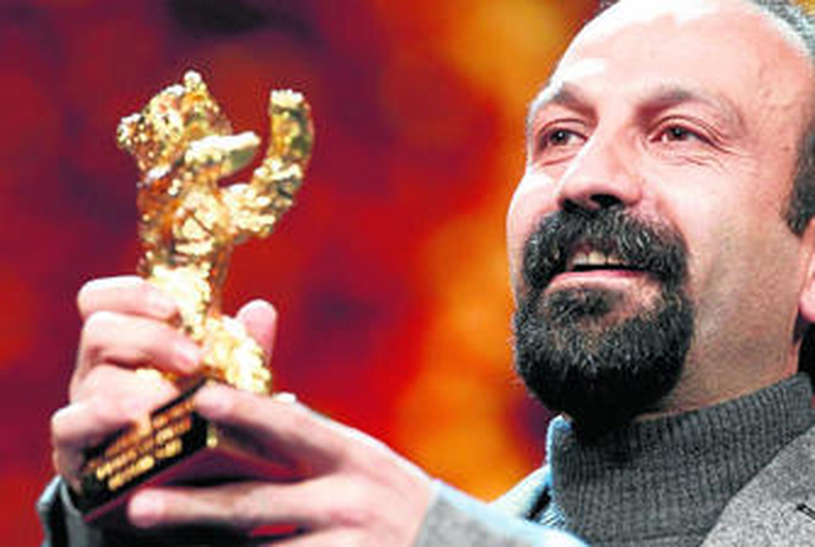 El cineasta iraní Asghar Farhadi, ayer, con el Oso de Oro que coronaba en Berlín su película 'Nadar and Simin. A separation'.