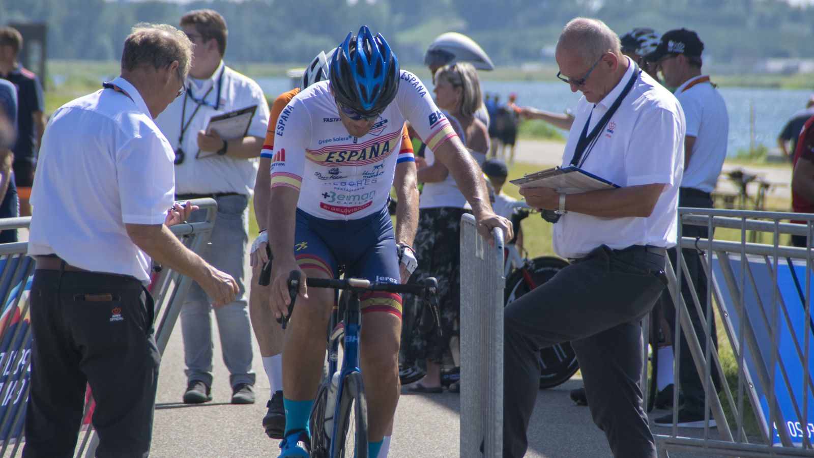 Fran Medina, en la salida de la prueba contrarreloj de ciclismo.