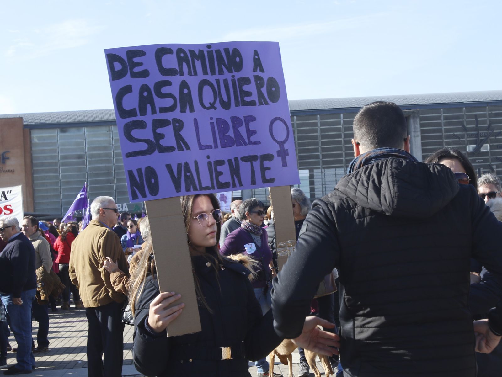 Una joven con una pancarta feminista en Córdoba.