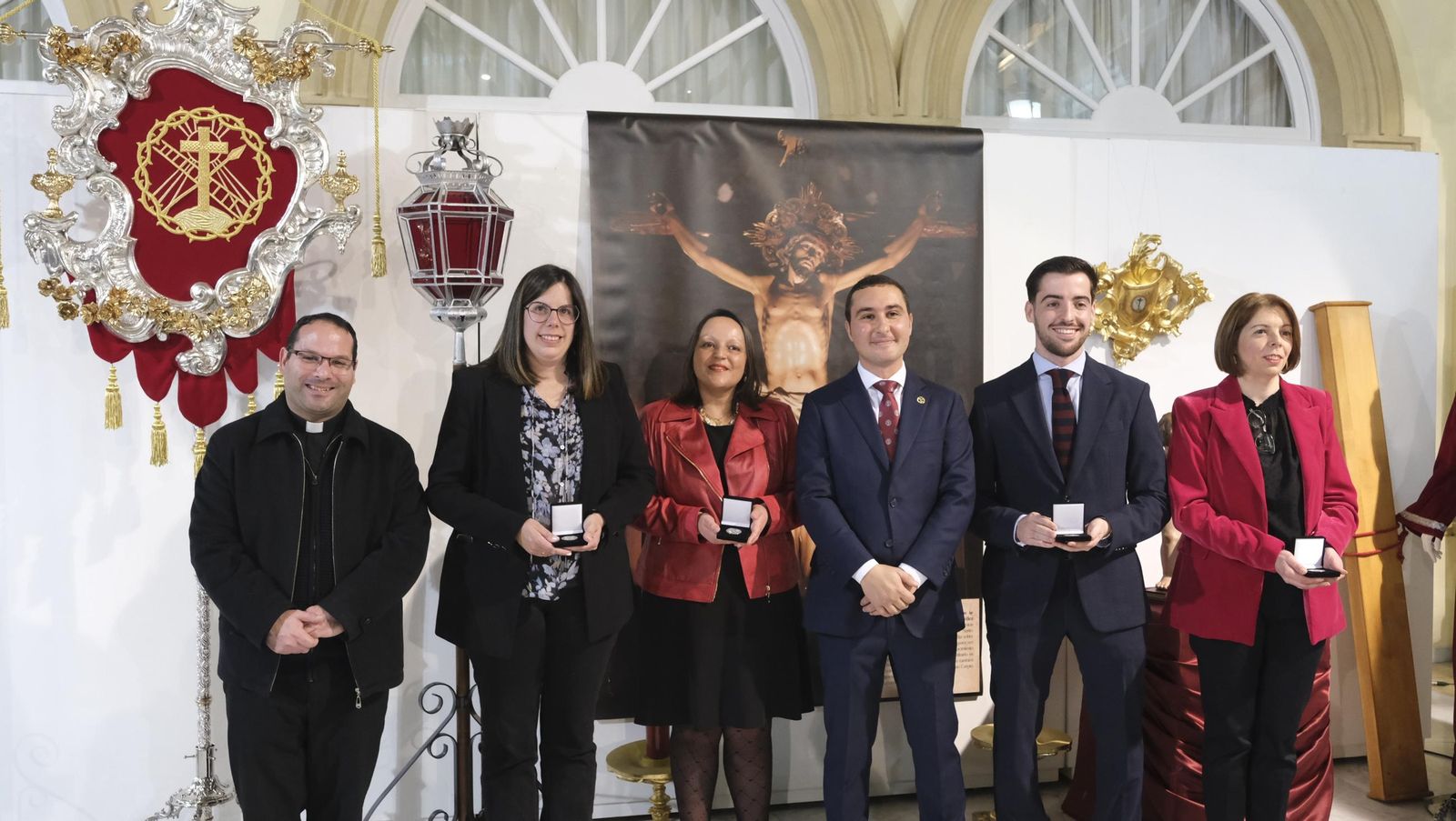 Fotos de la exposición de la Cofradía del Perdón y los Afligidos de Vélez Rubio en la Diputación de Almería