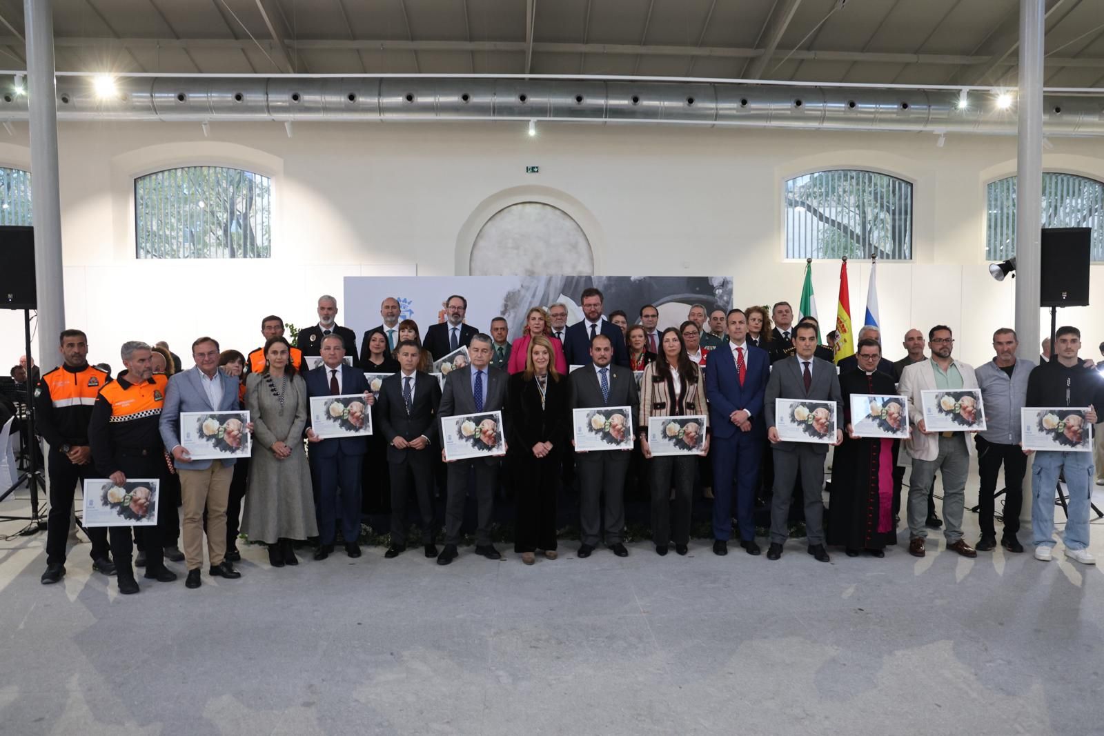 Foto de familia del hermanamiento entre Huelva y Adamuz.