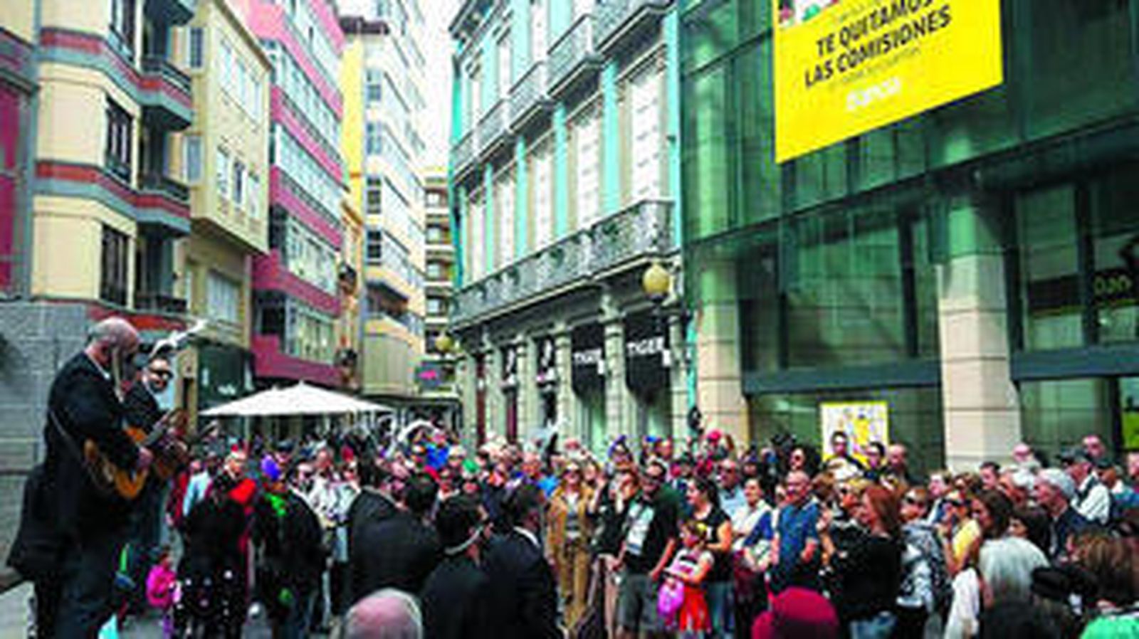 'Los guardaplasmas', la agrupación callejera del carnaval de Las Palmas de Gran Canaria, en uno de los pases en su ciudad.